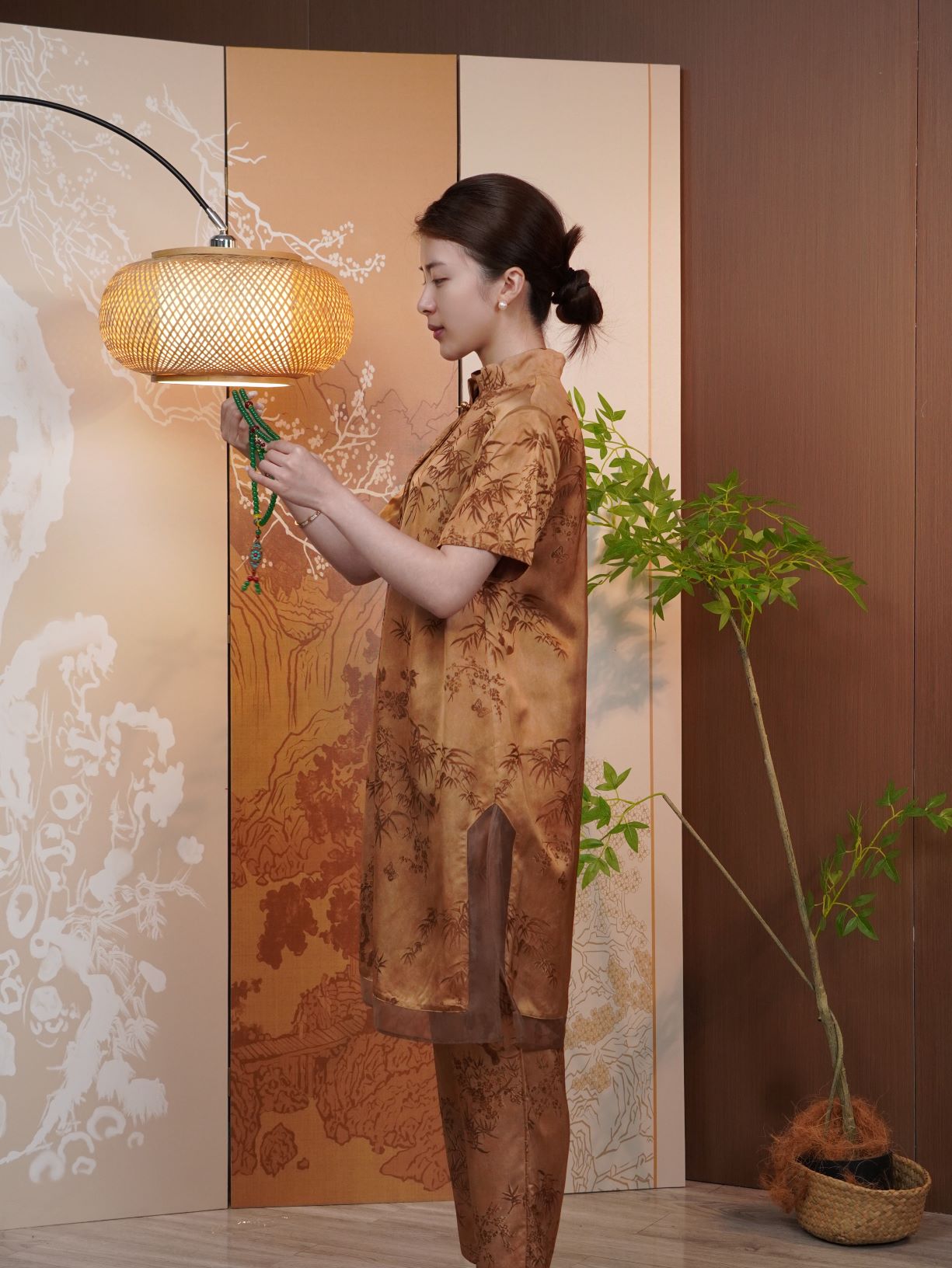 古月茗里【嬉戏熊猫】新中式国风棕黄色竹林熊猫印花盘扣立领中长款上衣+裤子套装