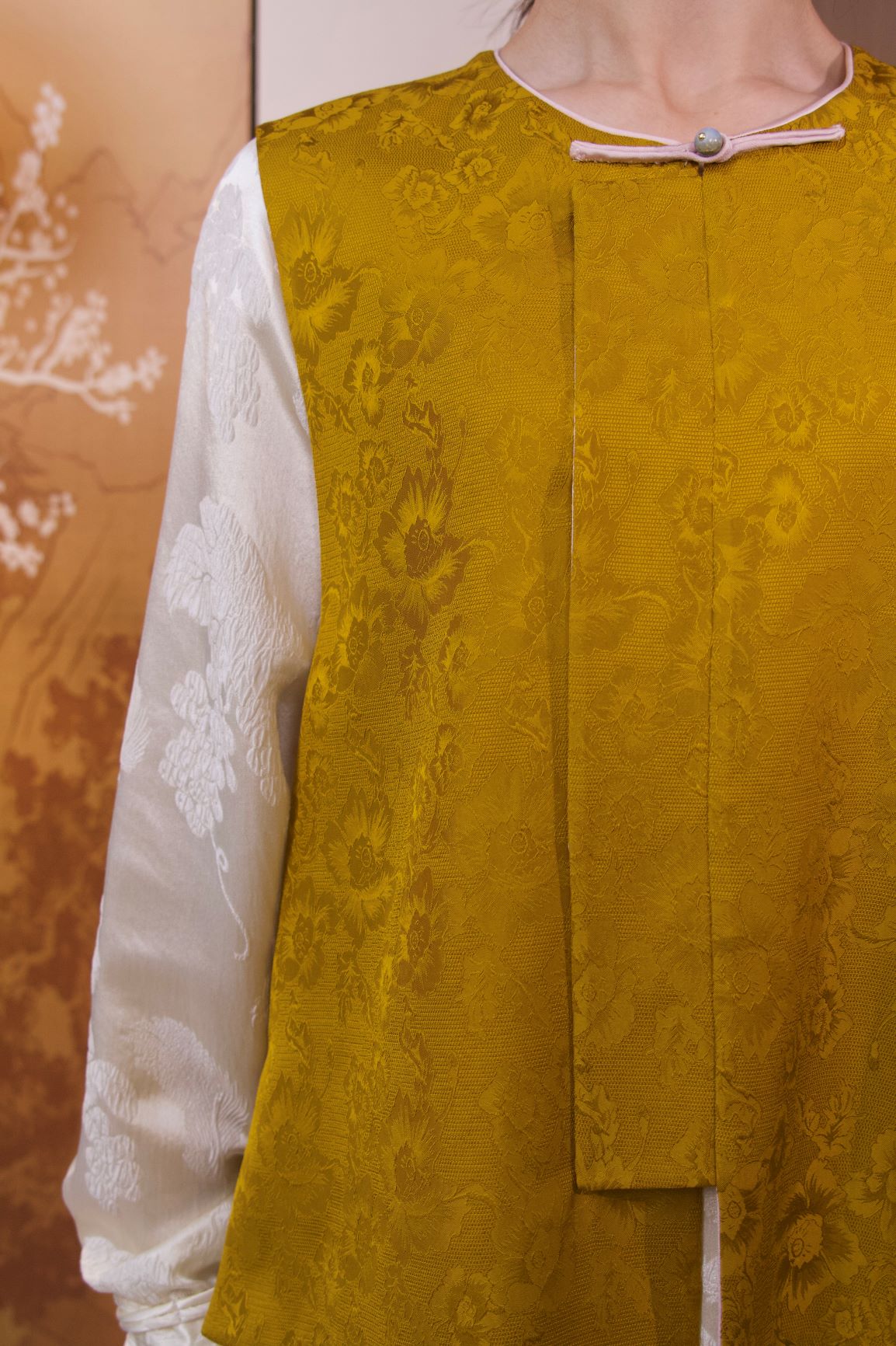 古月茗里【金辉焕裳】新中式老钱风金色暗纹提花盘扣圆领马甲