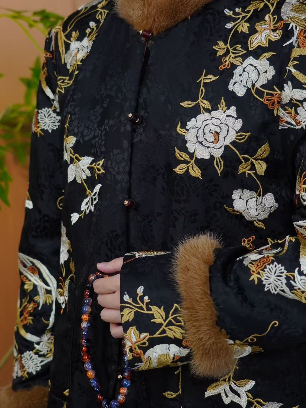 古月茗里【喜上眉梢】新中式喜鹊牡丹图绣花木质盘扣毛毛立领棉服外套