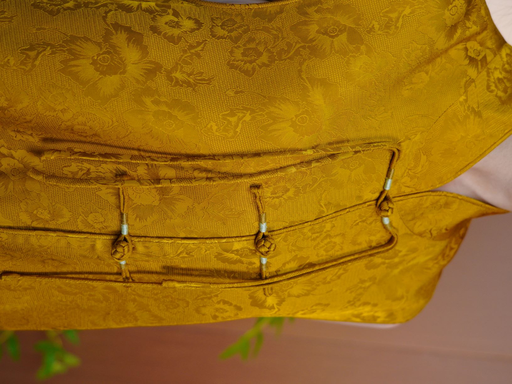 古月茗里【金辉焕裳】新中式金色暗纹提花前后不规则流苏盘扣立领无袖马甲