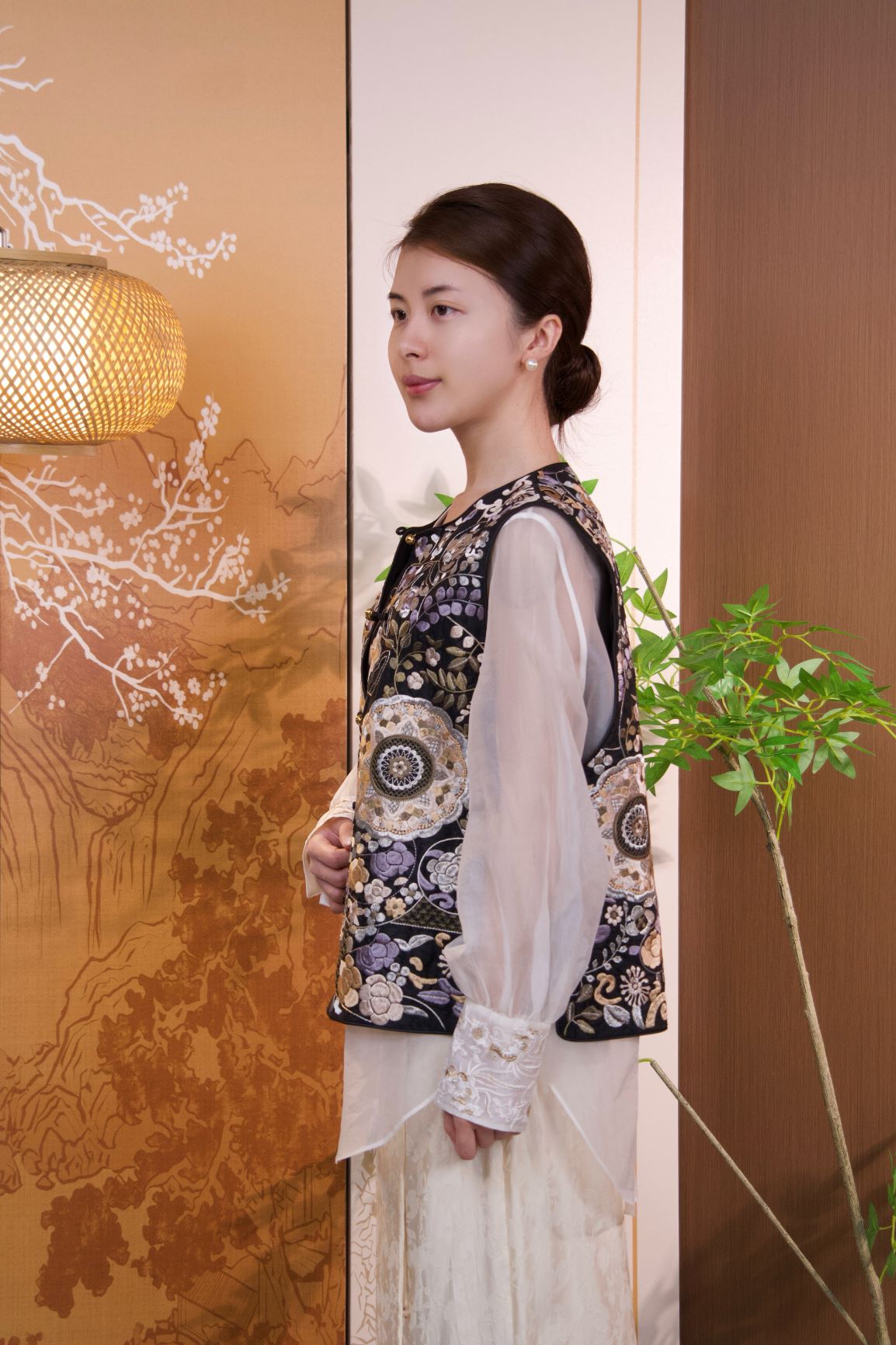 古月茗里【乌缎织春】新中式黑色花团刺绣撞色金色盘扣圆领马甲