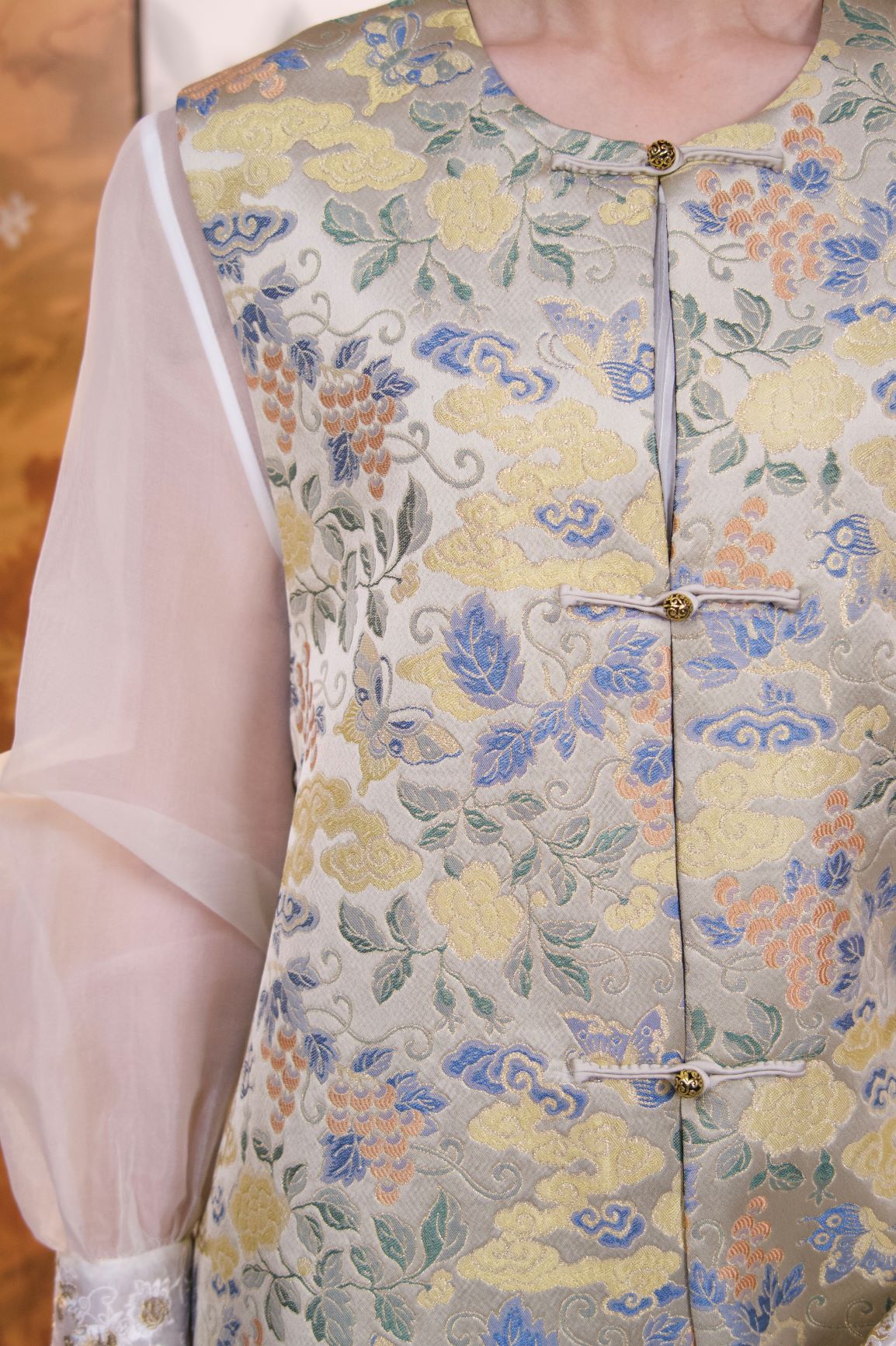 古月茗里【锦簇生香】新中式宋锦万花丛提花金色盘扣圆领马甲