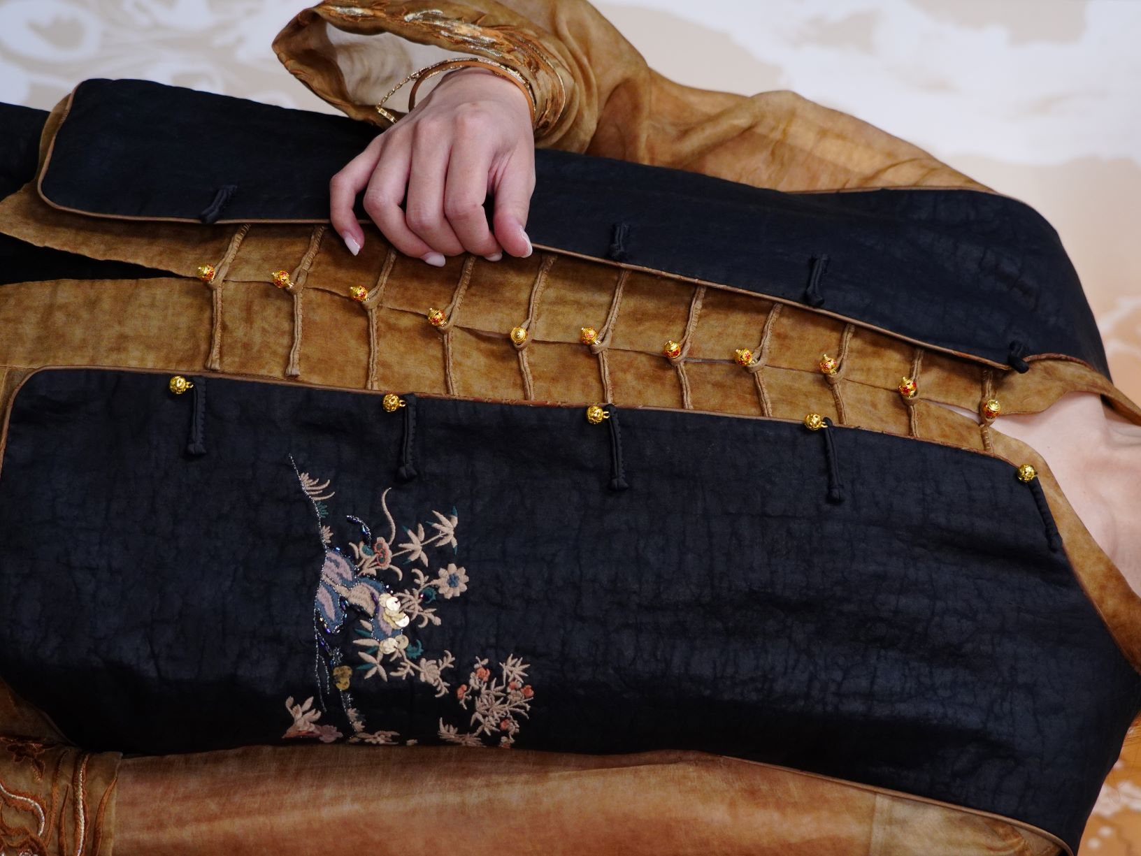 古月茗里【墨纱衔珠】新中式圆领香云纱龟裂纹金色盘扣亮片刺绣马甲