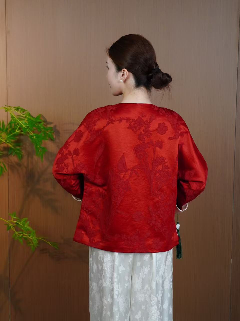 古月茗里【绣蝶栖衣】新中式红色暗纹提花重工袖口刺绣盘扣圆领外套