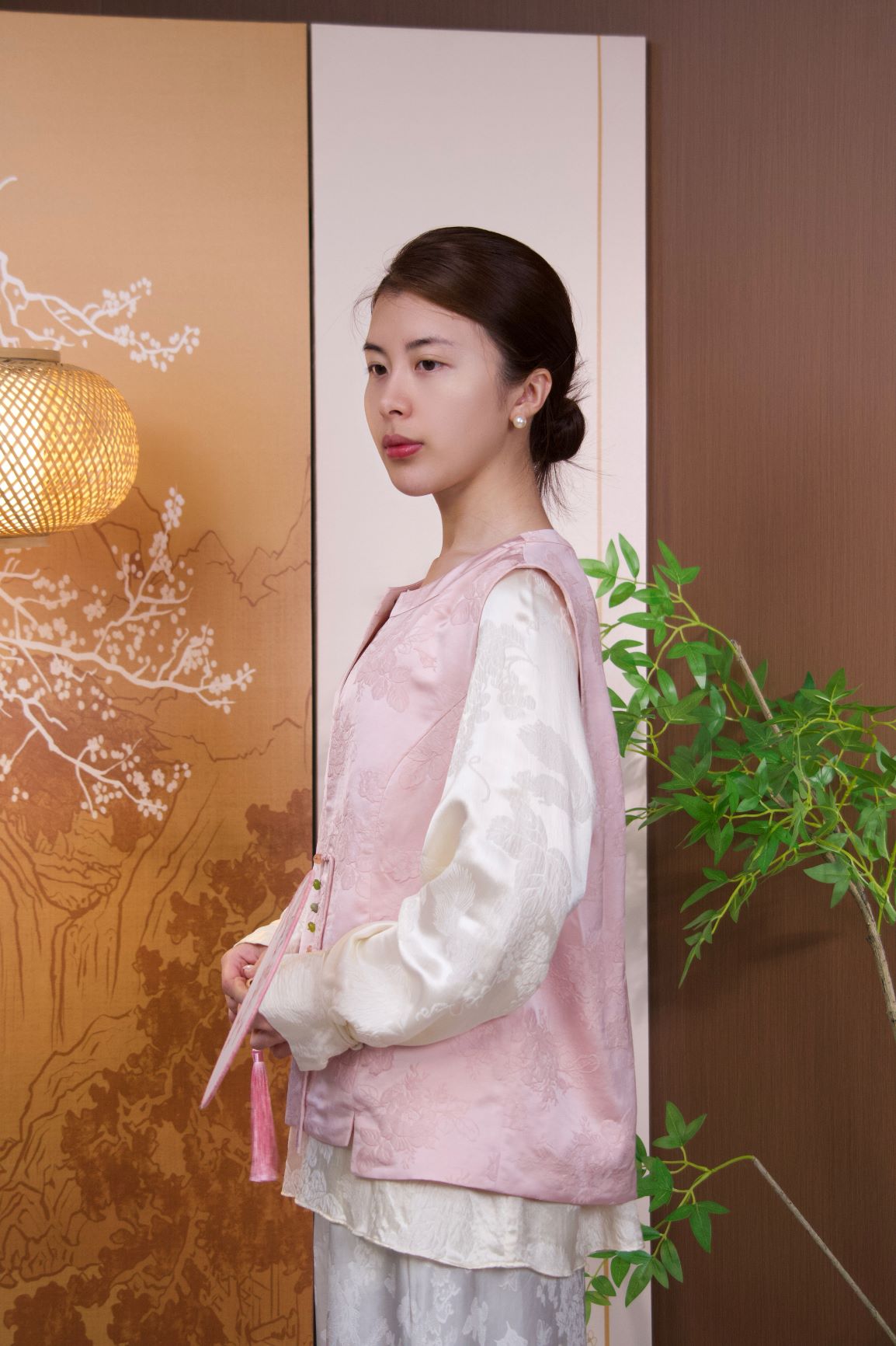 古月茗里【粉韵嫣然】新中式粉色暗纹提花流苏盘扣不规则下摆圆领马甲