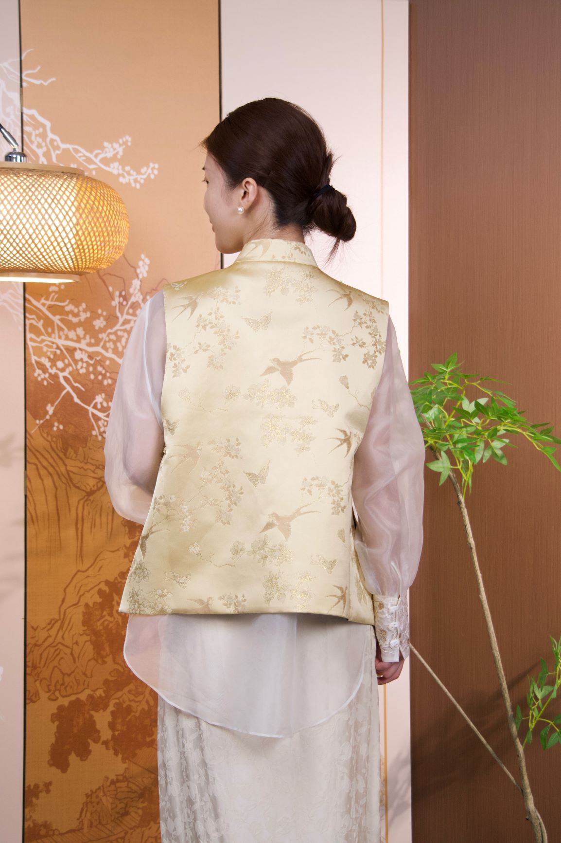 古月茗里【郁金流芳】新中式淡黄色绣花金色盘扣圆领马甲