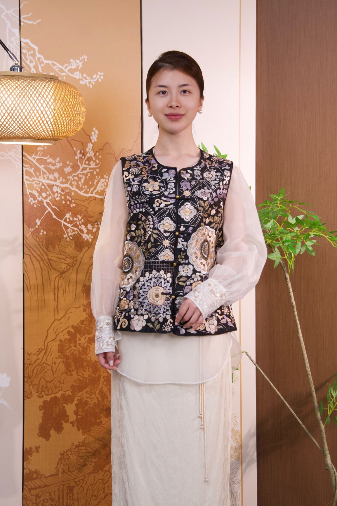 古月茗里【乌缎织春】新中式黑色花团刺绣撞色金色盘扣圆领马甲