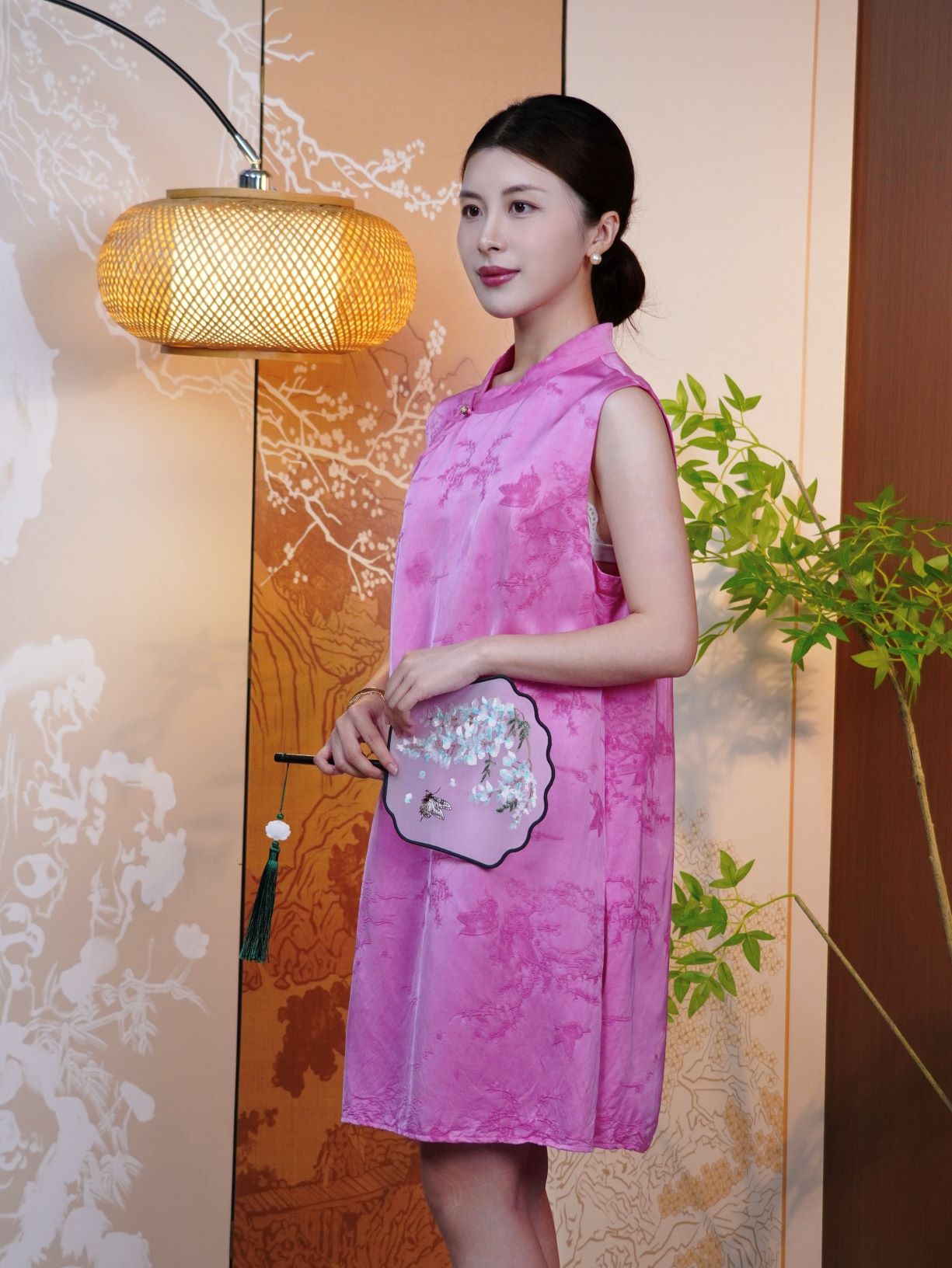 古月茗里【胭脂映月】新中式显白玫红色暗纹提花手工盘扣斜襟小立领中长款旗袍