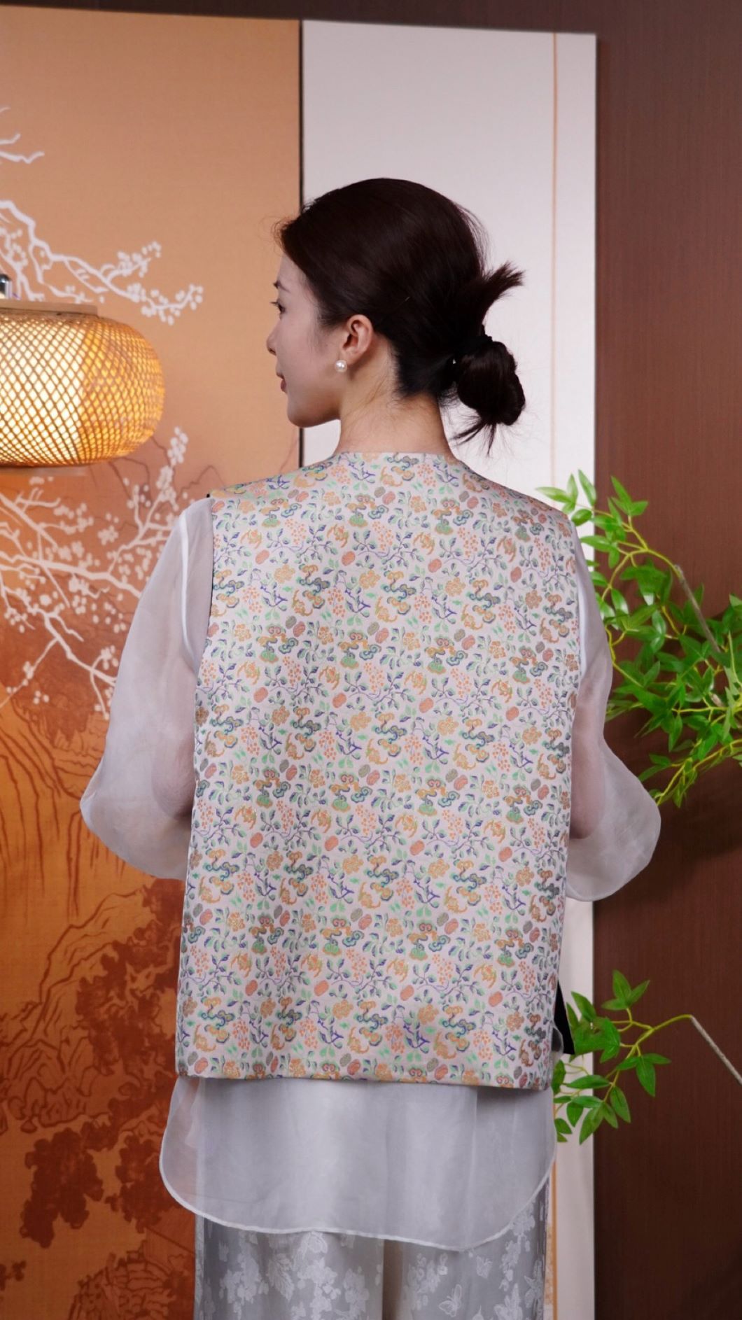 古月茗里【繁花缀锦】新中式宋锦花团锦簇提花金色盘扣圆领马甲