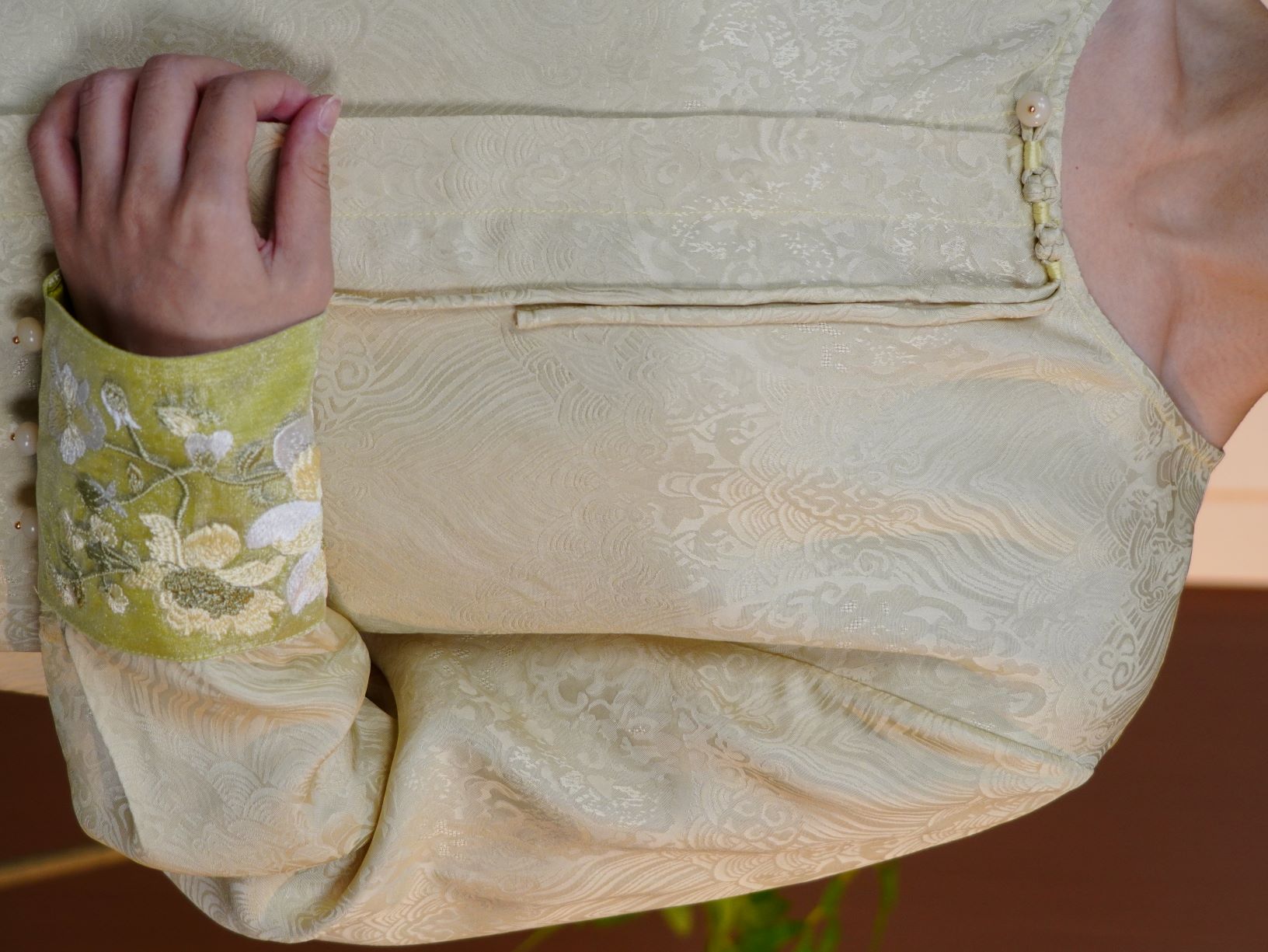 古月茗里【云岫轻罗】新中式必入款鹅黄色暗纹提花手工流苏盘扣重工刺绣拼袖圆领百搭上衣