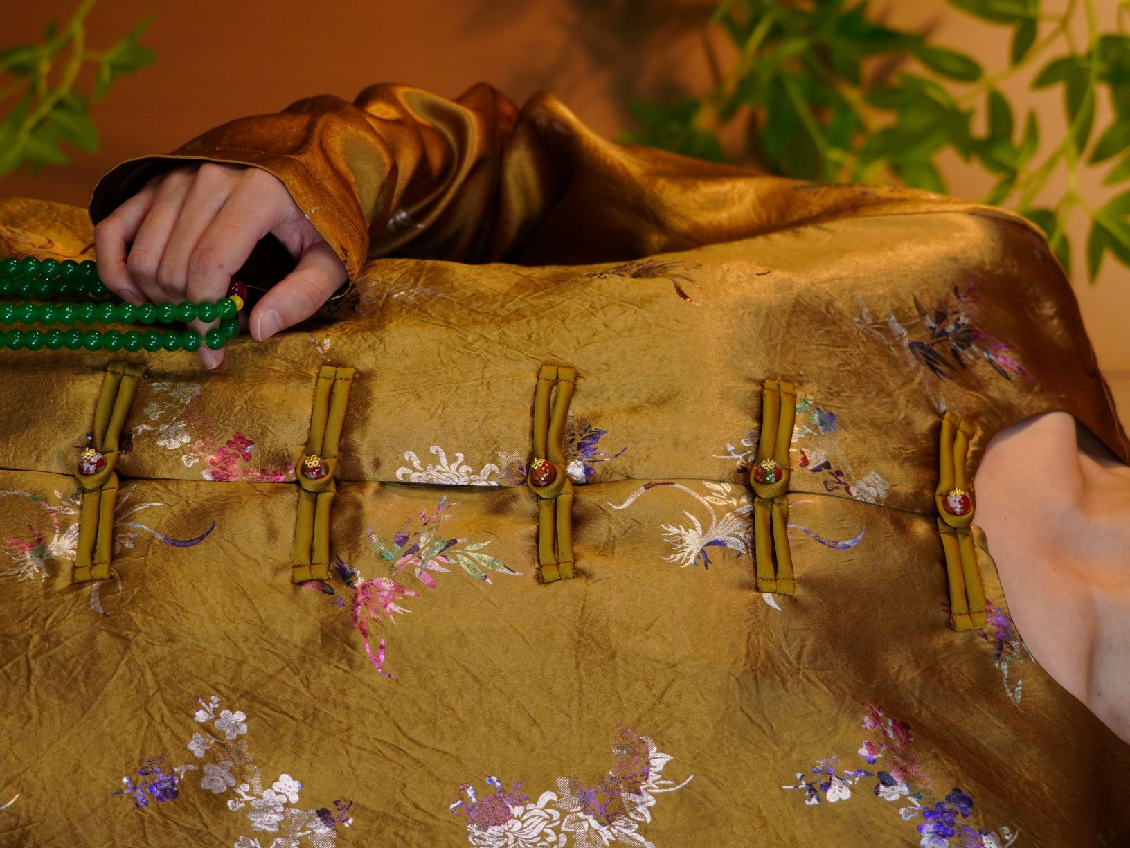 古月茗里【玄金耀纹】新中式姜黄色亮面印花纹理感盘扣薄款圆领外套