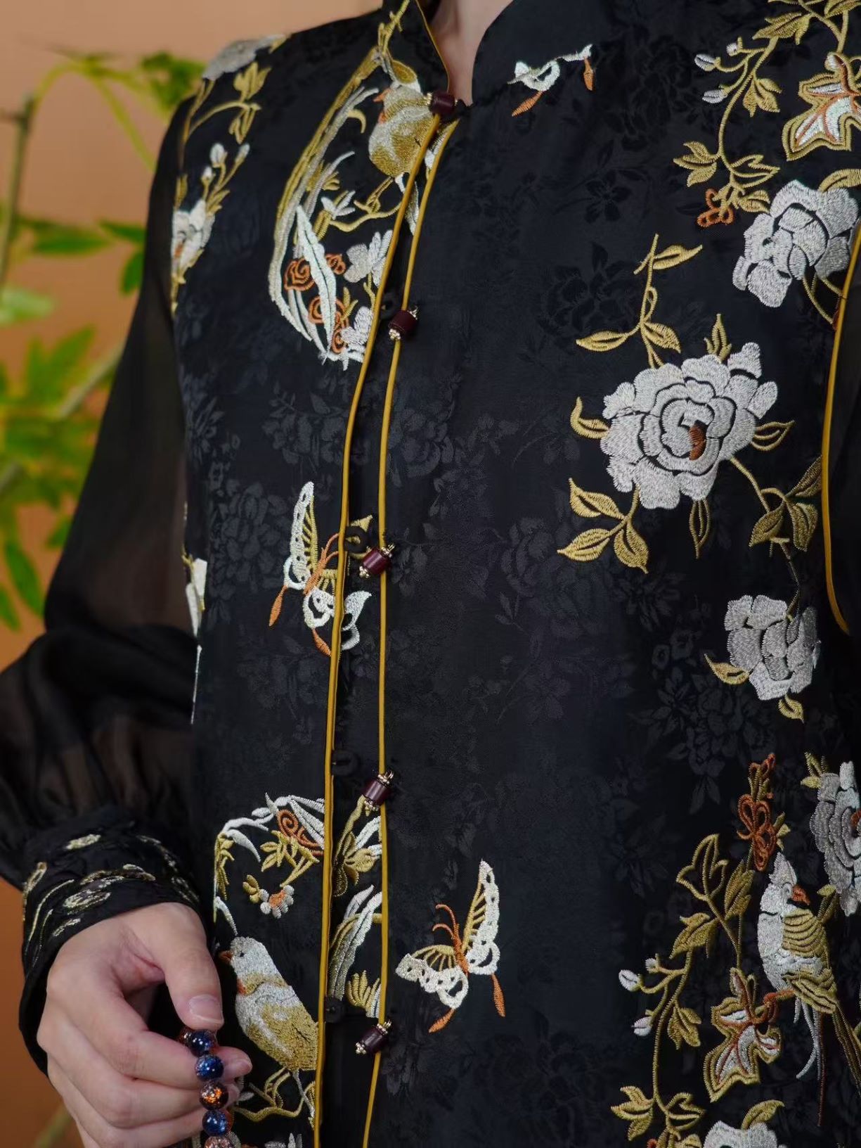 古月茗里【喜上眉梢】新中式喜鹊牡丹图绣花木质盘扣立领马甲