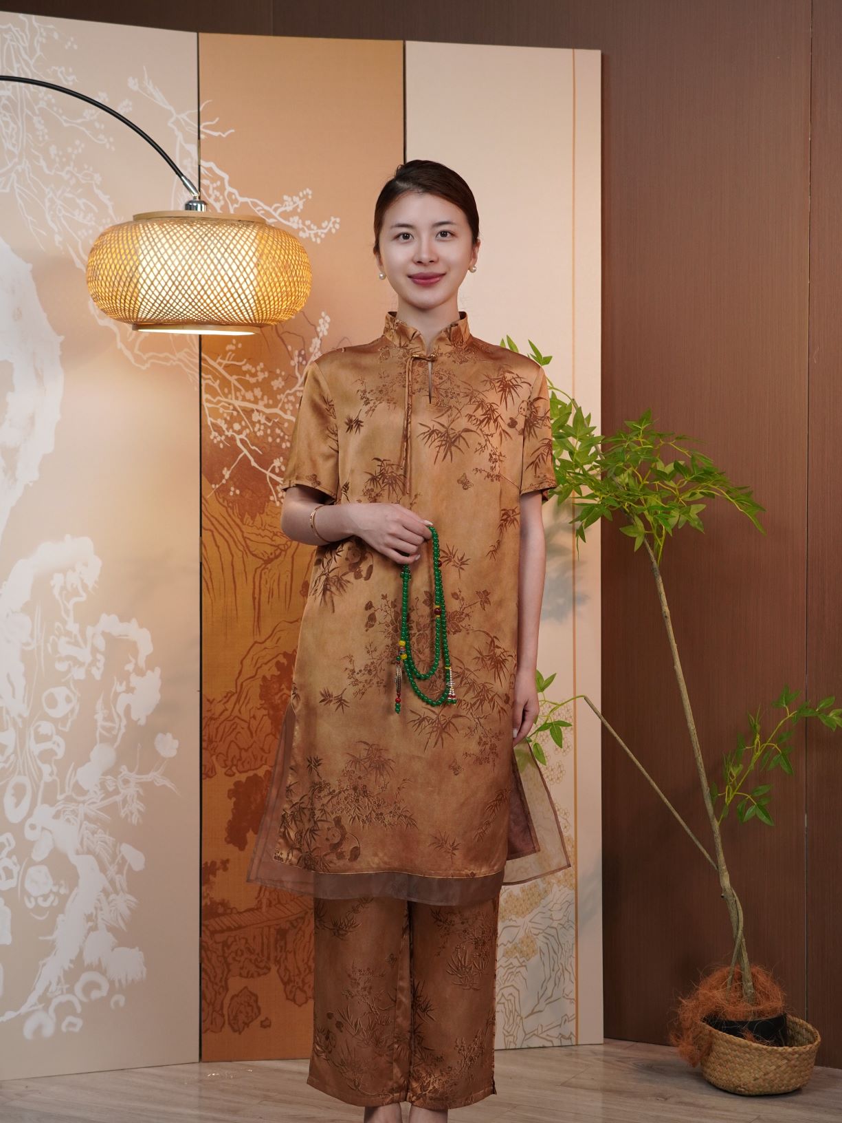古月茗里【嬉戏熊猫】新中式国风棕黄色竹林熊猫印花盘扣立领中长款上衣+裤子套装