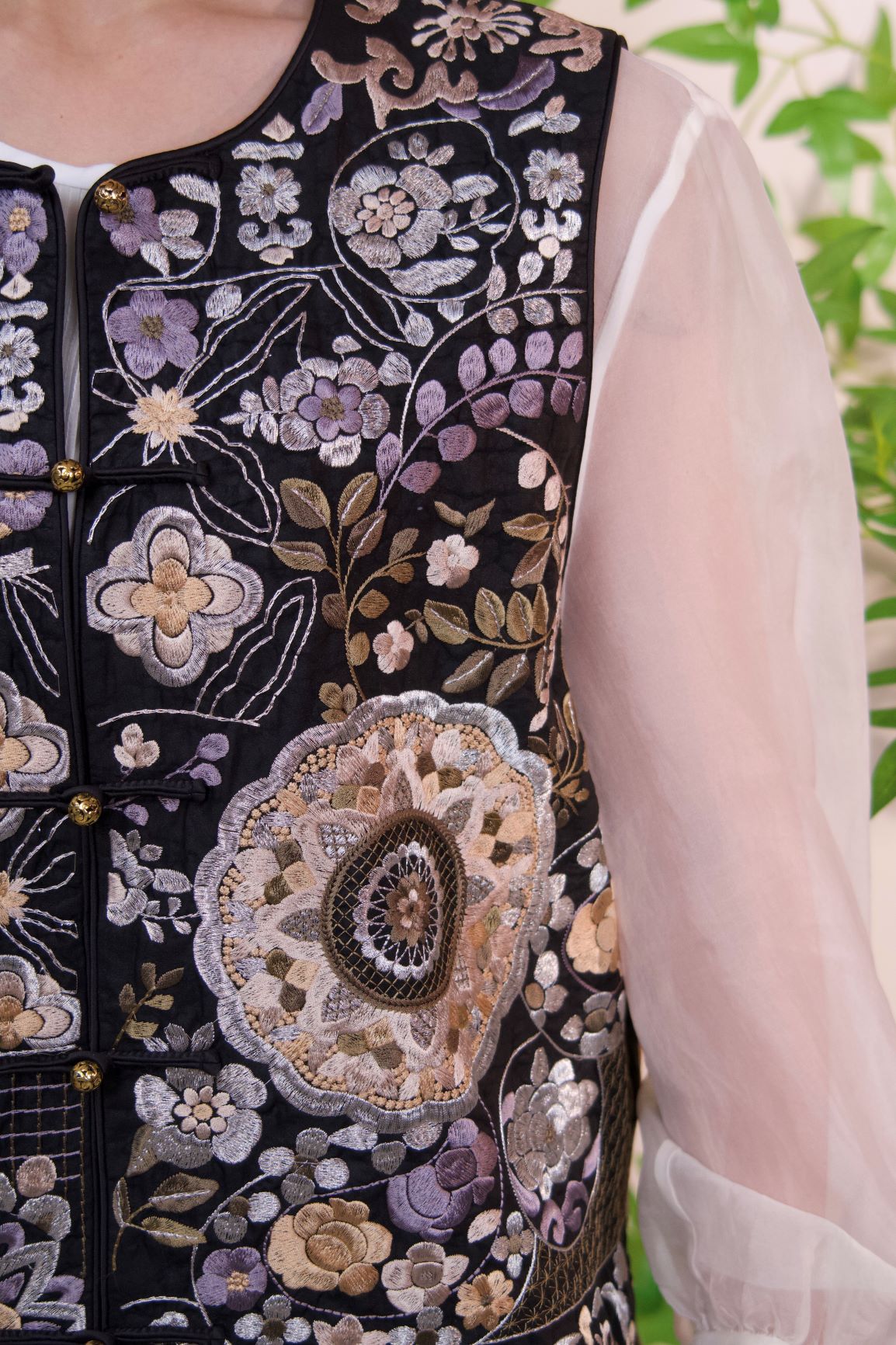 古月茗里【乌缎织春】新中式黑色花团刺绣撞色金色盘扣圆领马甲