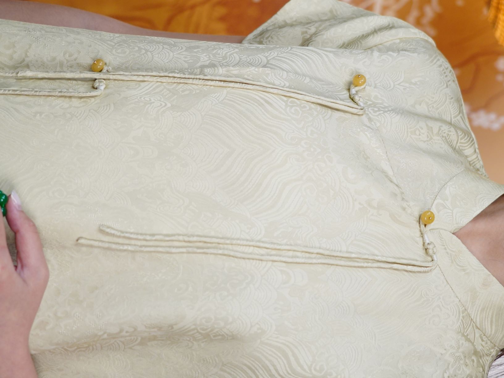 古月茗里【祥云吉兆】新中式淡黄色祥云暗纹提花立领流苏盘扣斜襟不规则下摆短袖上衣