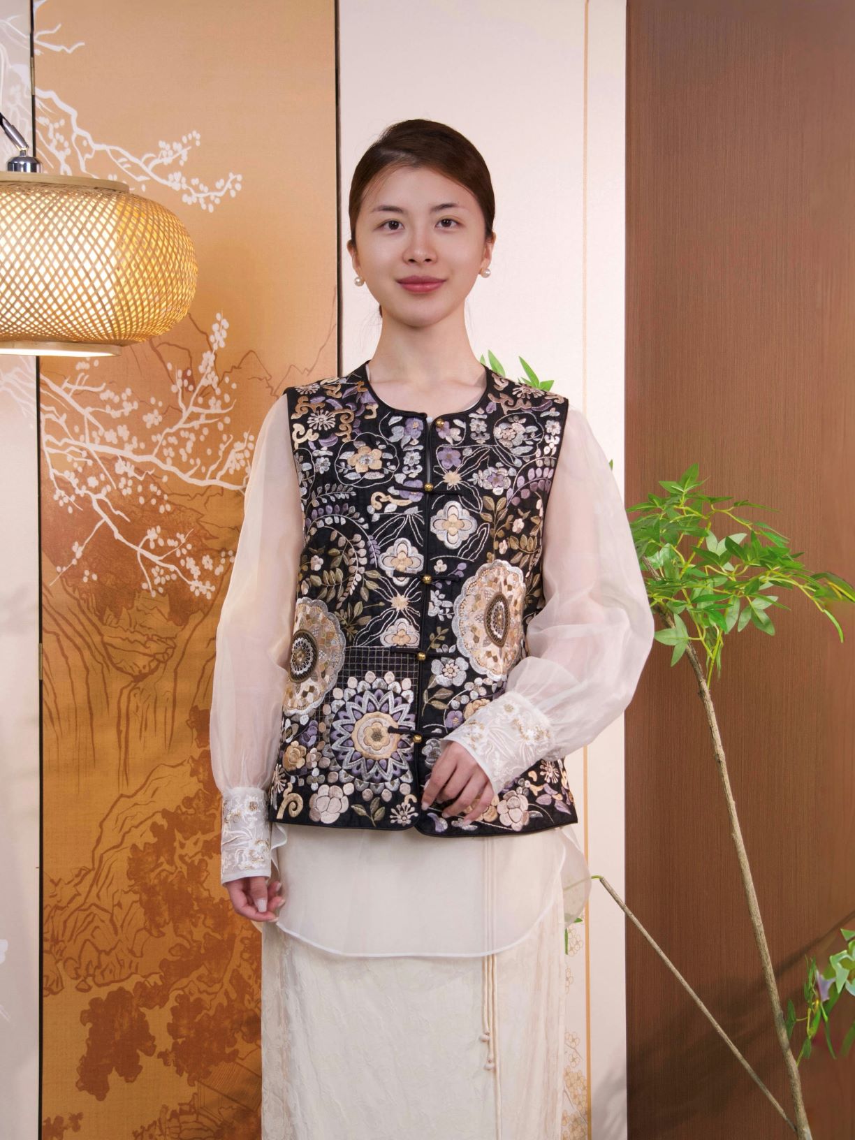 古月茗里【乌缎织春】新中式黑色花团刺绣撞色金色盘扣圆领马甲