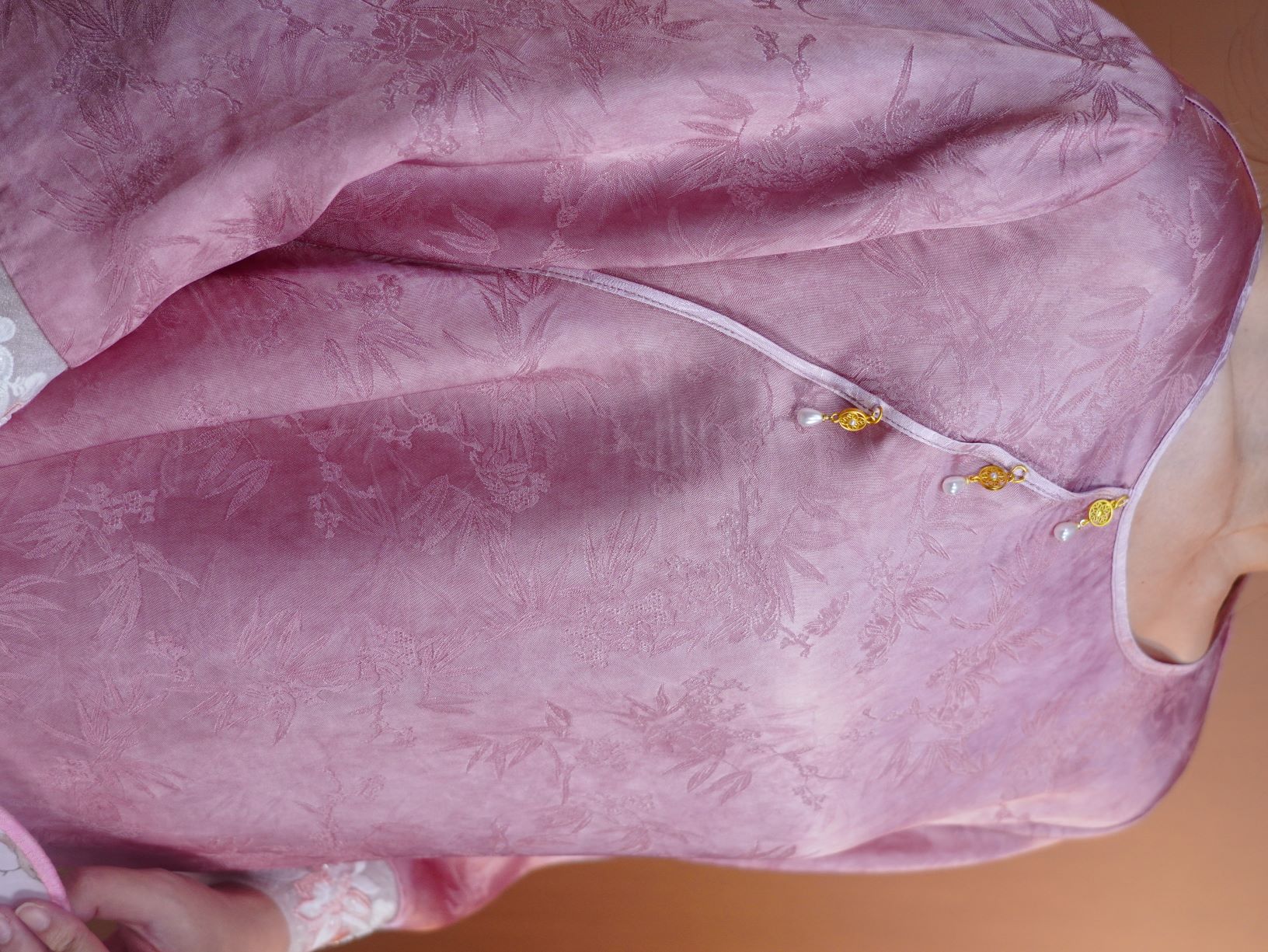 古月茗里【霜绫素影】新中式必入款显白藕粉色草色暗纹提花重工袖口珠绣领口装饰点缀圆领长袖上衣