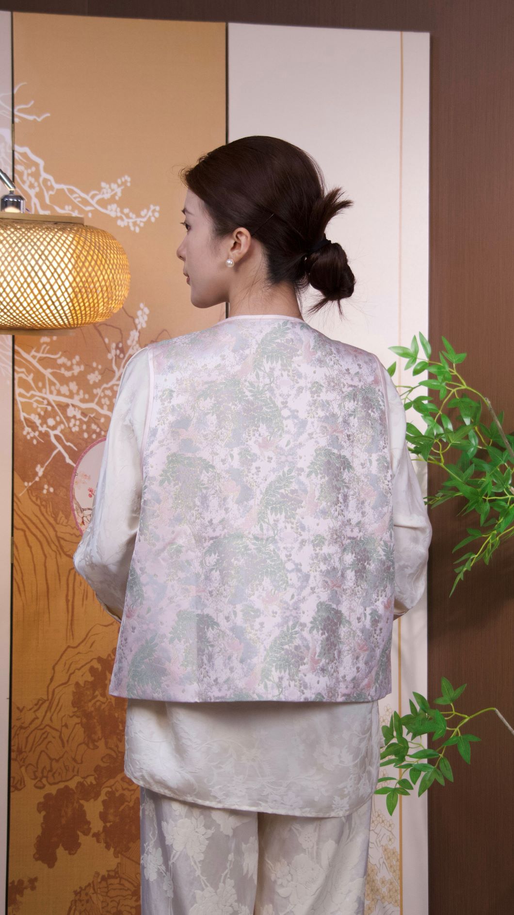 古月茗里【粉绡叠翠】新中式粉色宋锦郁郁葱葱图流苏盘扣圆领马甲