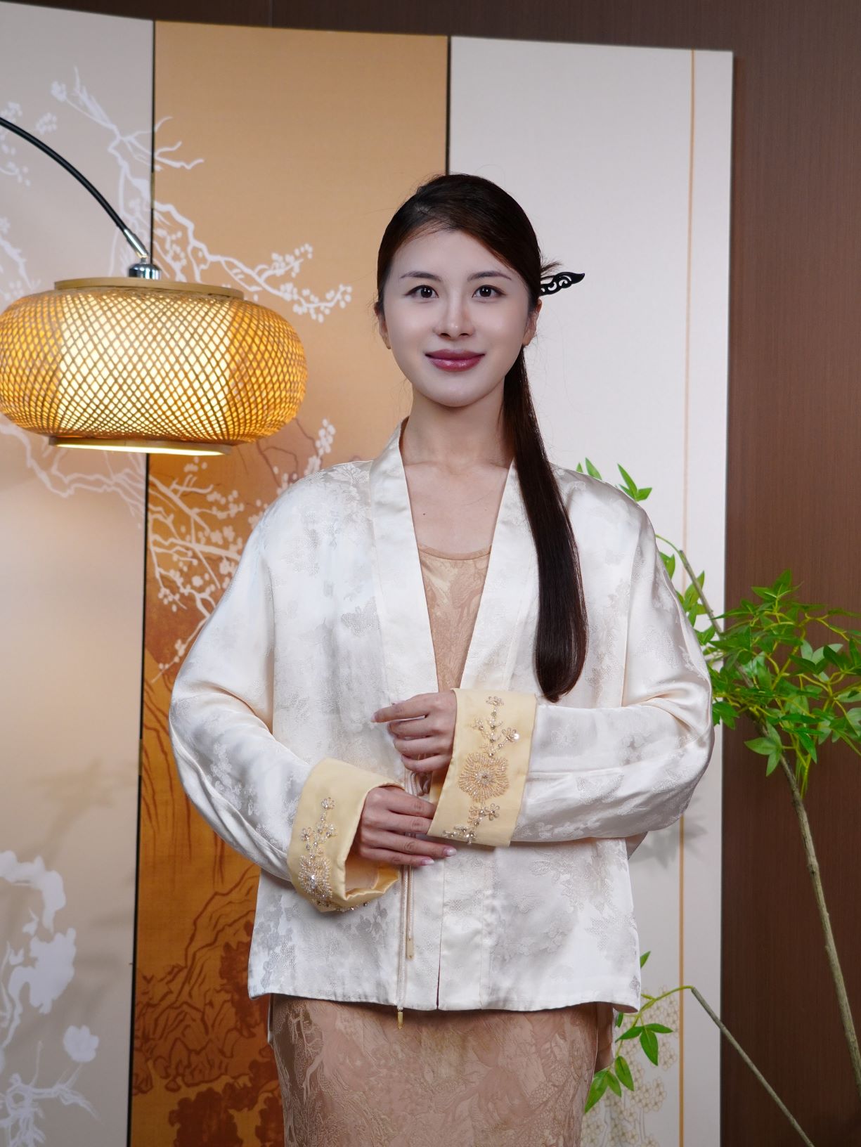 古月茗里【玉壶冰鉴】新中式杏色光泽感暗纹提花大V领流苏盘扣曲珠亮片刺绣拼袖春夏款和风外套