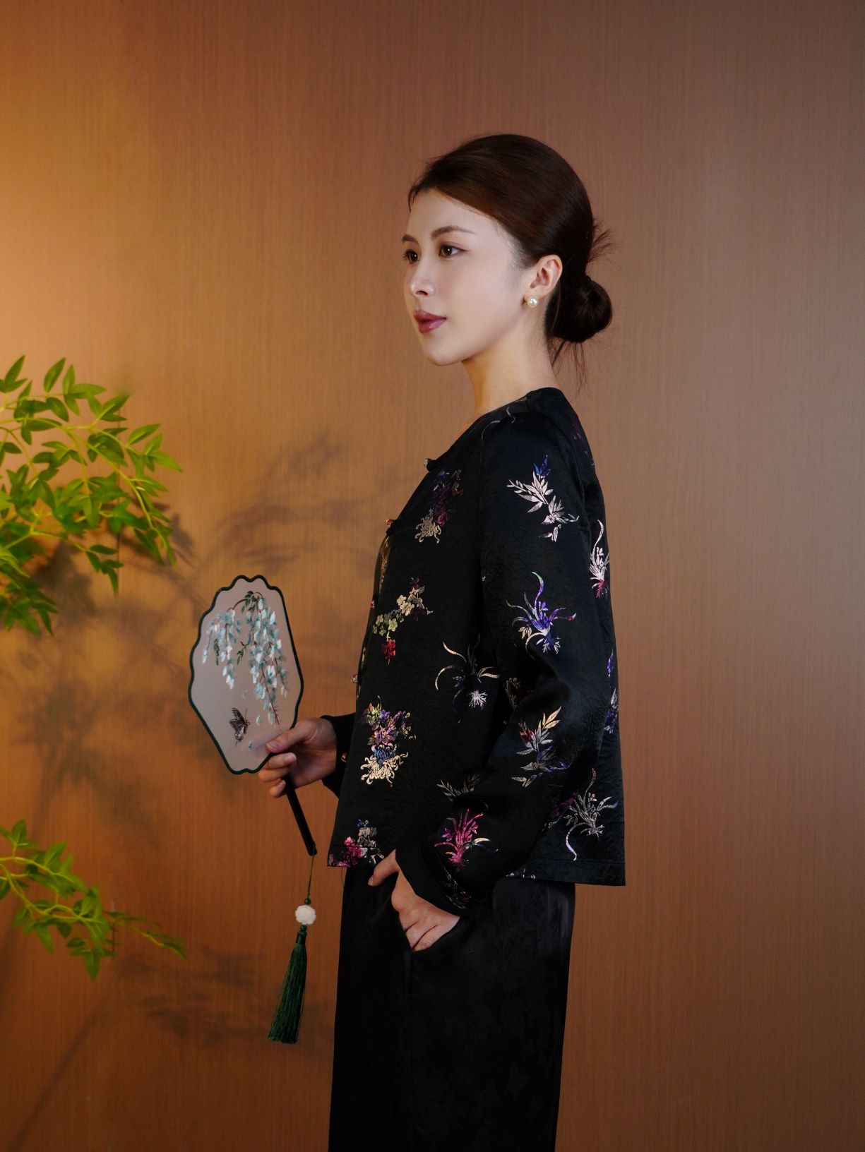 古月茗里【墨夜鎏星】新中式黑色醋酸缎面圆领盘扣薄外套