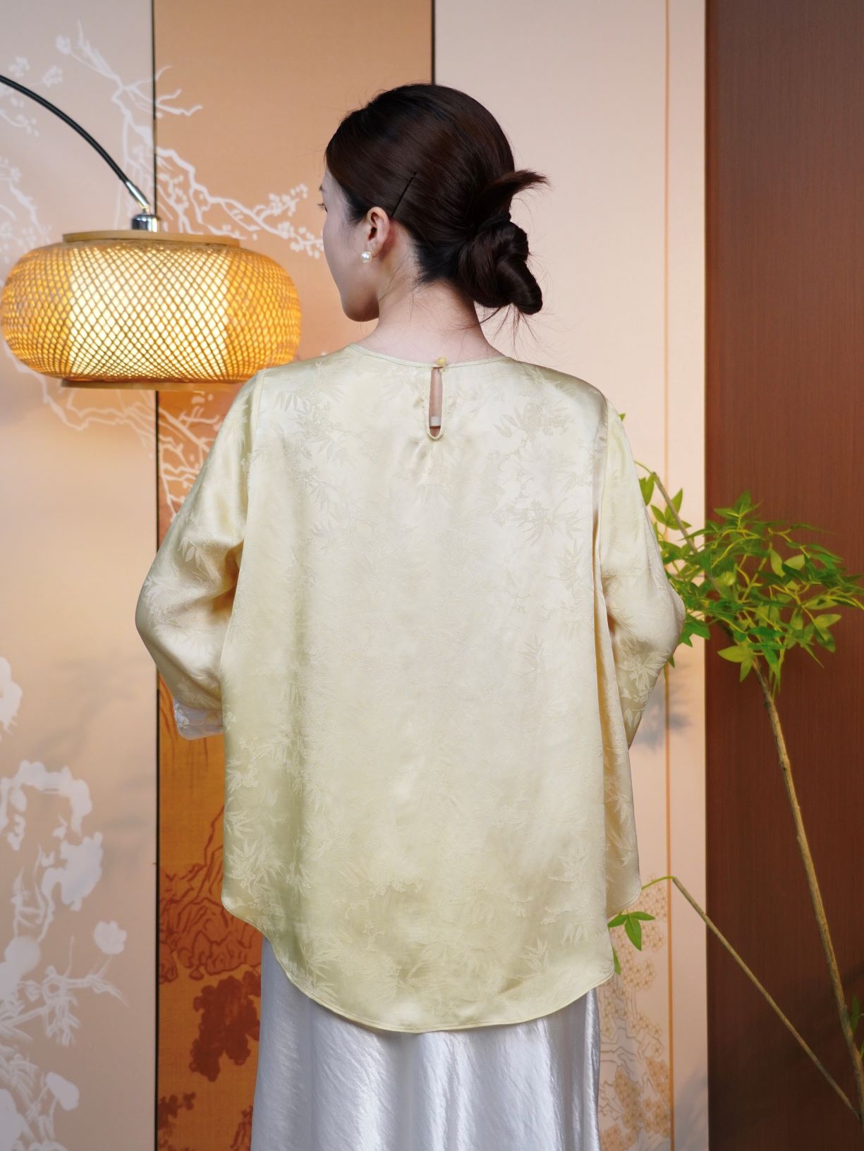 古月茗里【霜绫素影】新中式必入款显白鹅黄色草色暗纹提花重工袖口珠绣领口装饰点缀圆领长袖上衣