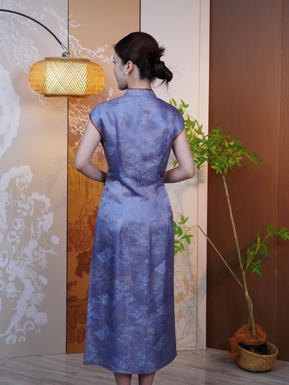 古月茗里【檀香绣影】新中式香云纱靛蓝色斜襟盘扣暗纹提花立领左开叉旗袍