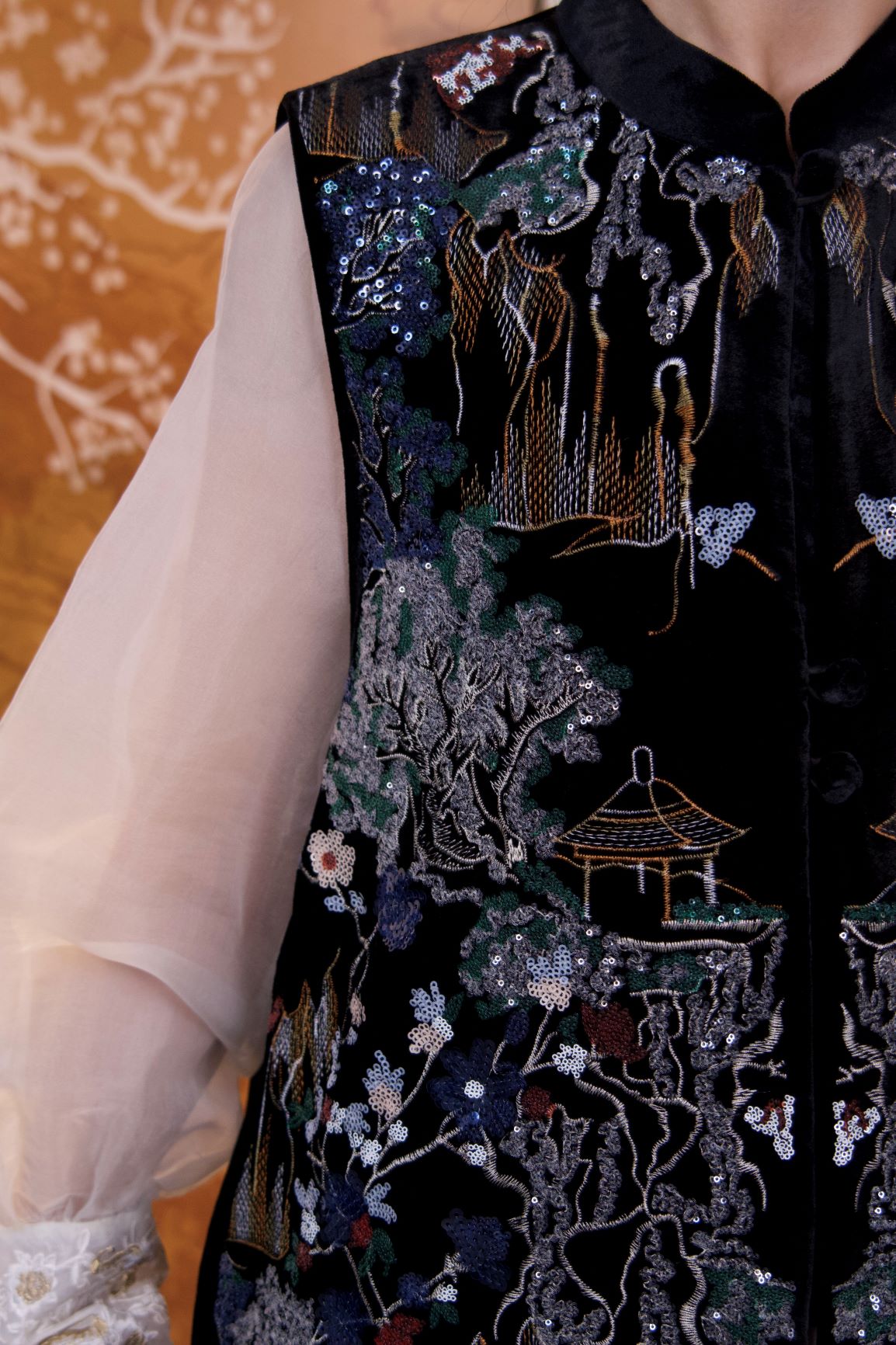 古月茗里【近月楼台】新中式重工定制丝绒亮片拼纱蕾丝楼阁图绣花盘扣立领马甲