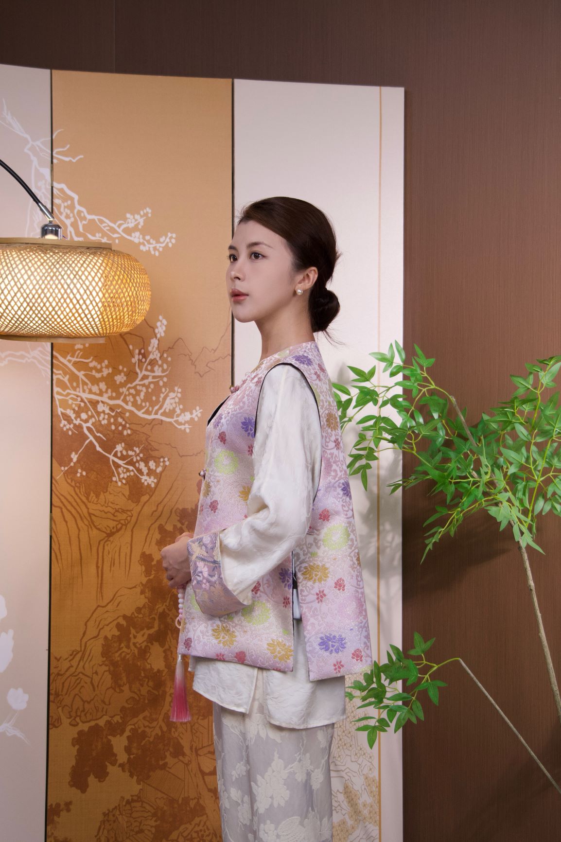 古月茗里【粉锻裁云】新中式宋锦花型图案金色盘扣圆领粉色马甲