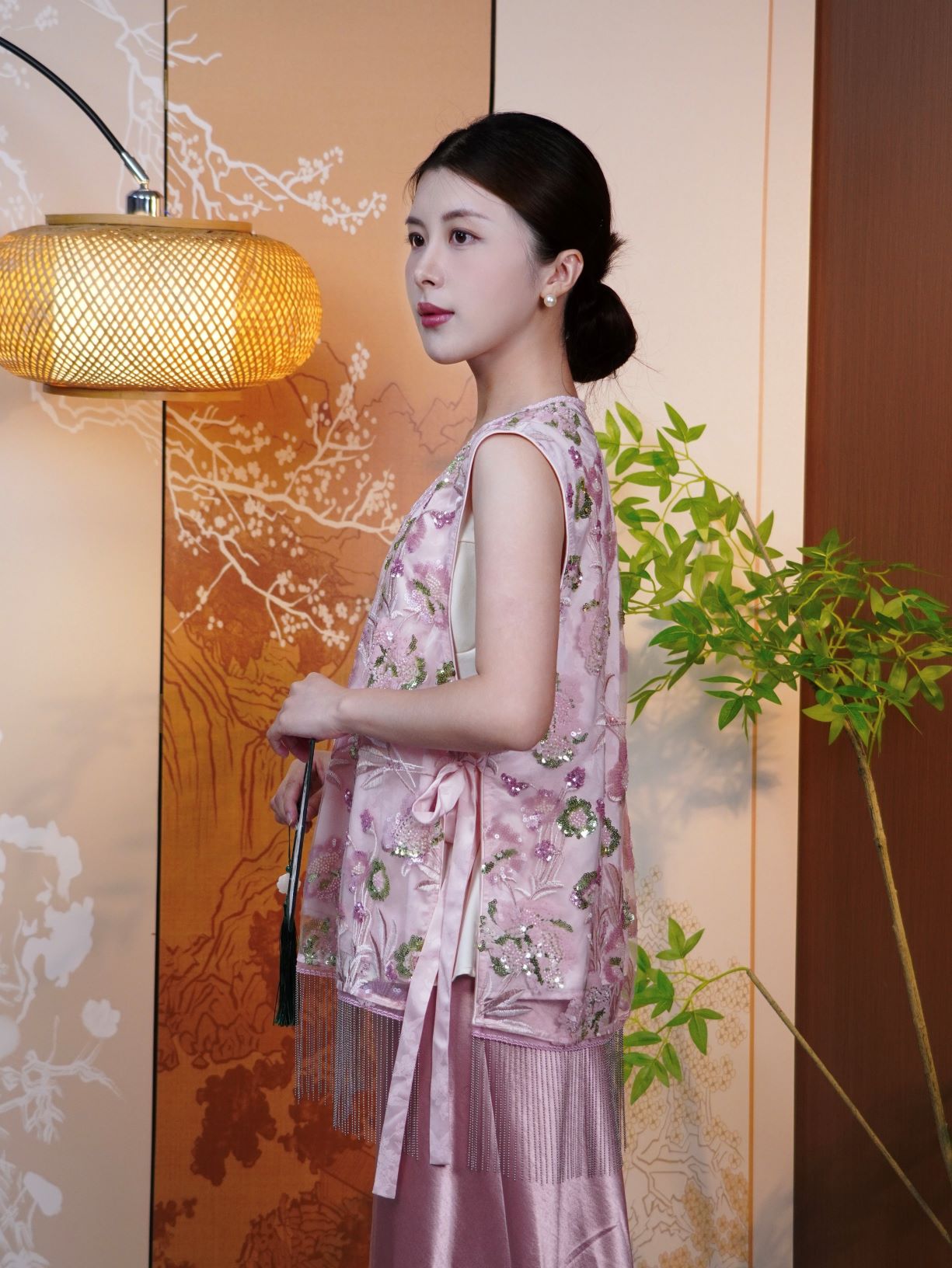 古月茗里【藕荷绣章】新中式重工设计感必入款显白藕粉色重工珠片绣下摆流苏装饰点缀V领马甲