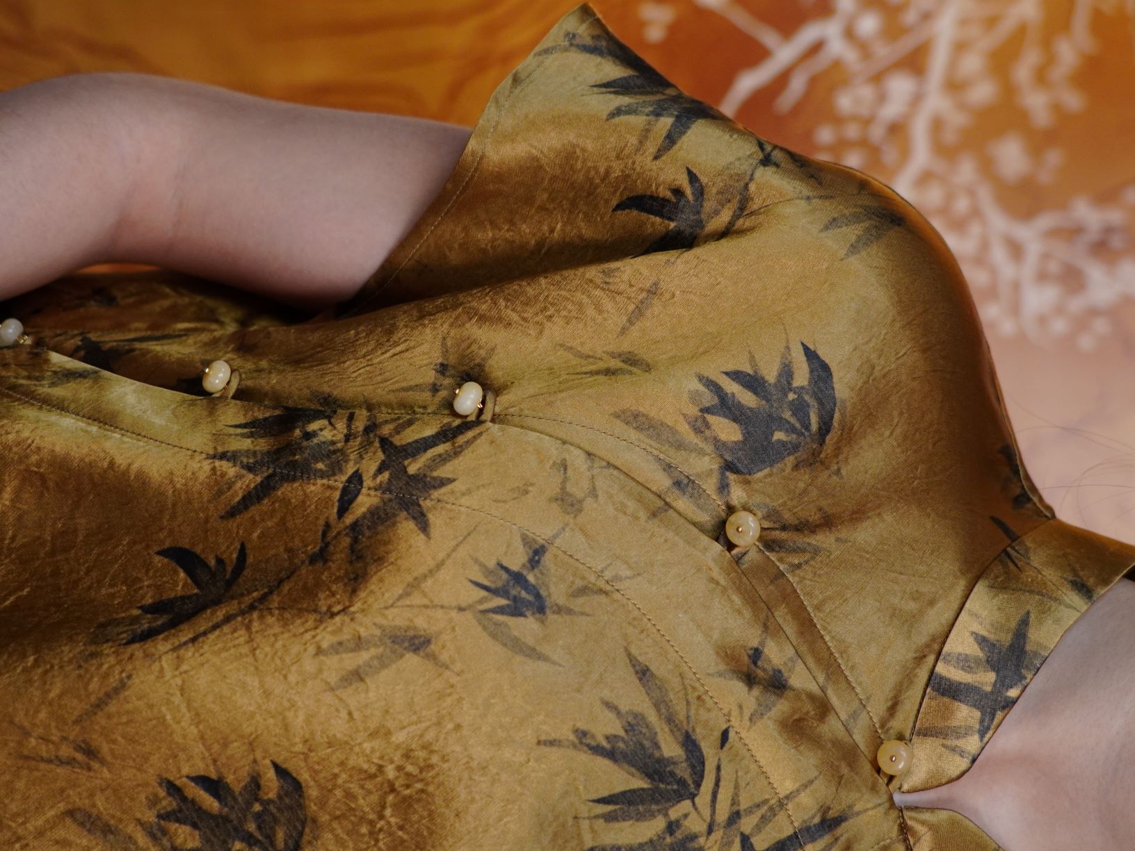 古月茗里【竹露鎏金】新中式醋酸缎面墨竹印花盘扣立领小飞袖上衣