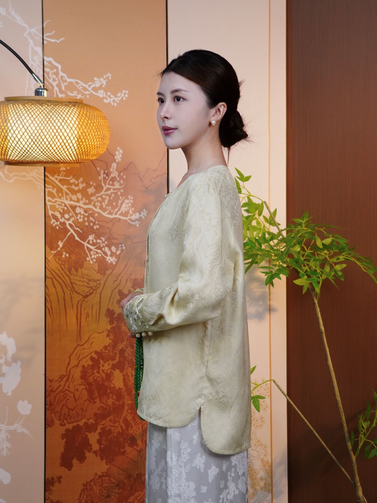 古月茗里【云岫轻罗】新中式必入款鹅黄色暗纹提花手工流苏盘扣重工刺绣拼袖圆领百搭上衣