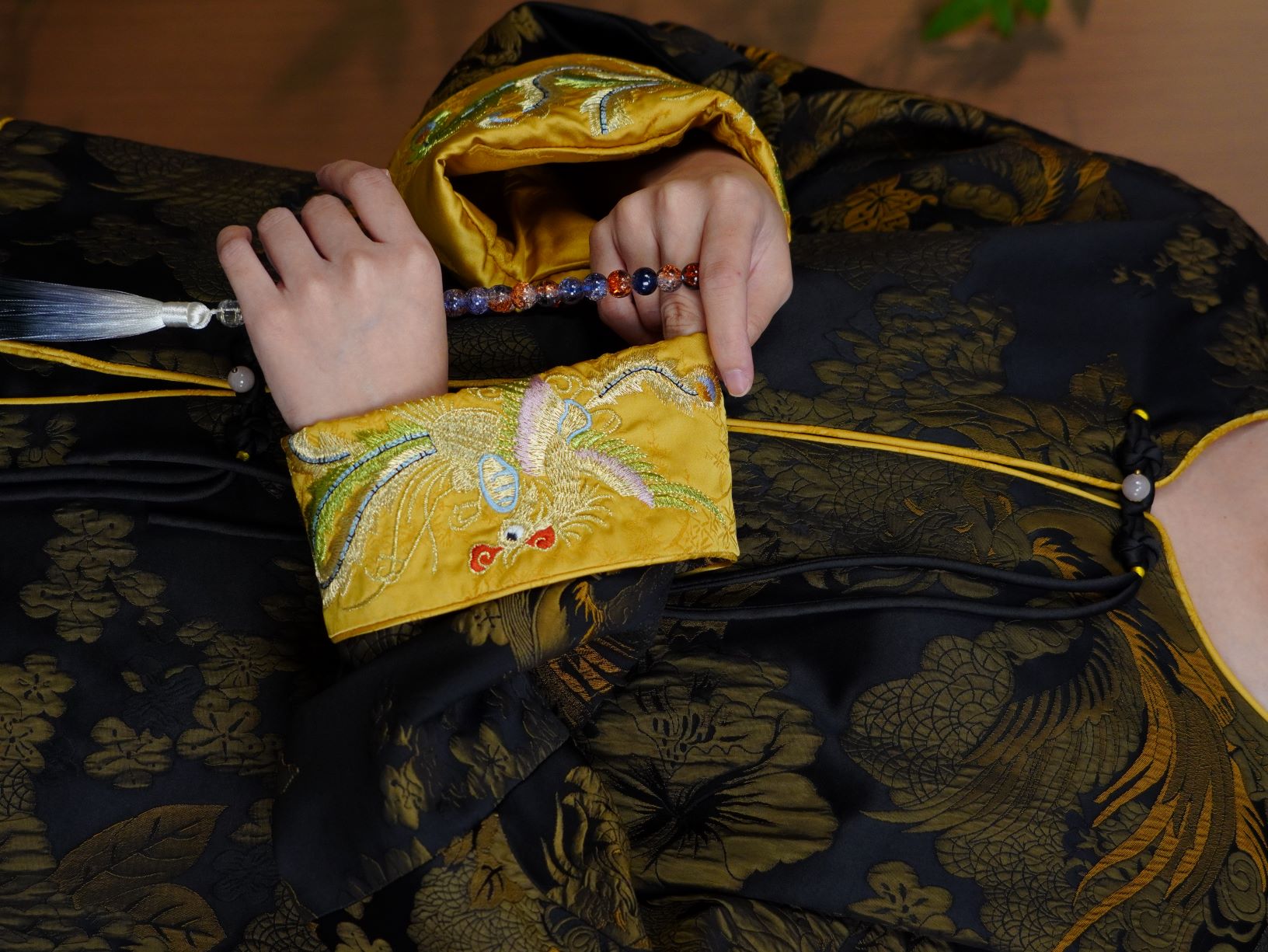 古月茗里【凤栖云裳】新中式黑金色暗纹提花重工袖口刺绣流苏盘扣圆领外套