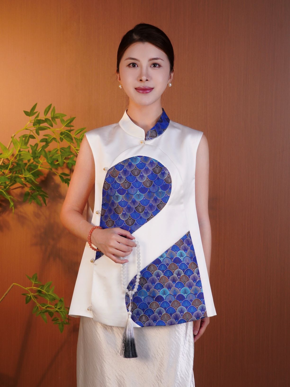 古月茗里【青花瓷】新中式设计感醋酸不规则前片领口拼接无袖立领马甲