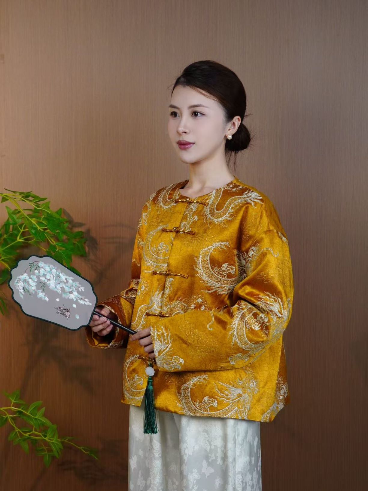 古月茗里【赤焰游龙】新中式重工游龙绣花黄色盘扣圆领棉服外套