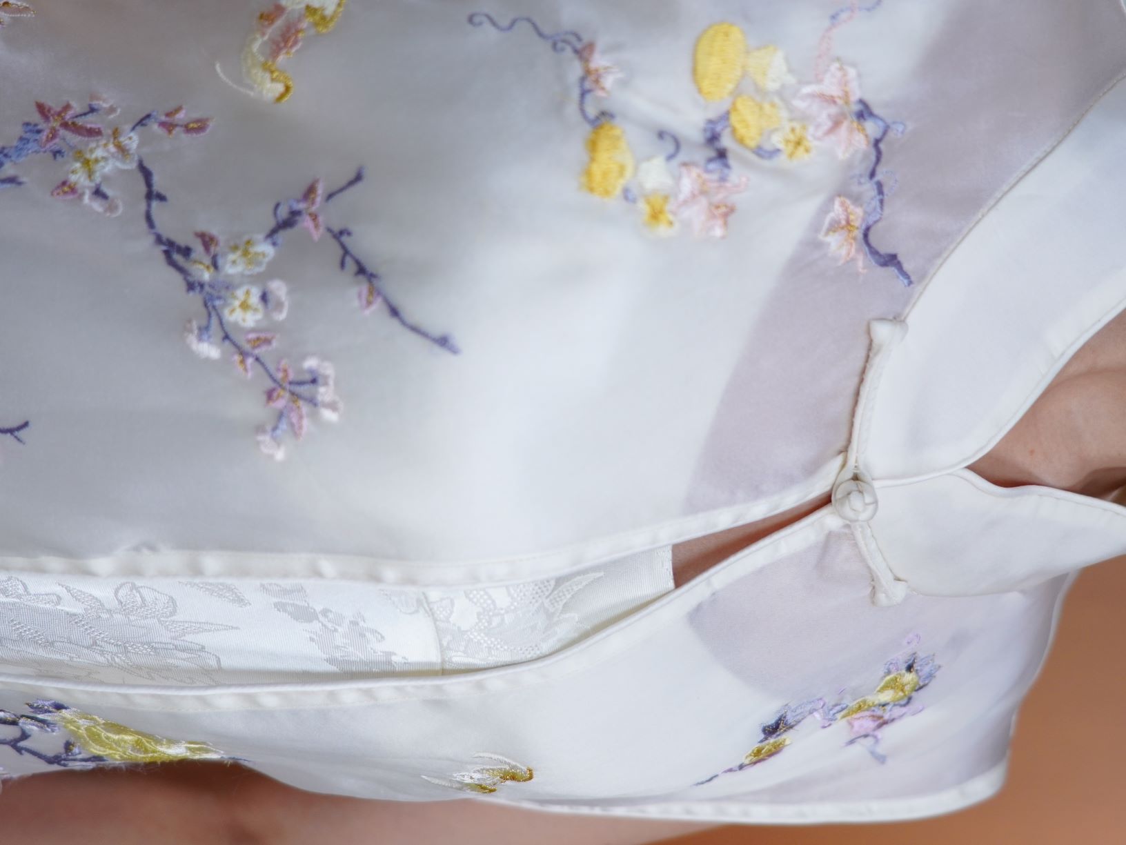 古月茗里【月白华裳】新中式白色双纱微透重工刺绣单扣立领无袖披风敞开式马甲