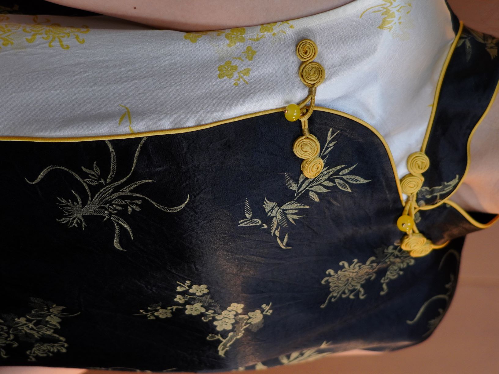 古月茗里【墨韵留白】新中式设计感黑白拼接印花手工盘扣立领下摆开叉旗袍