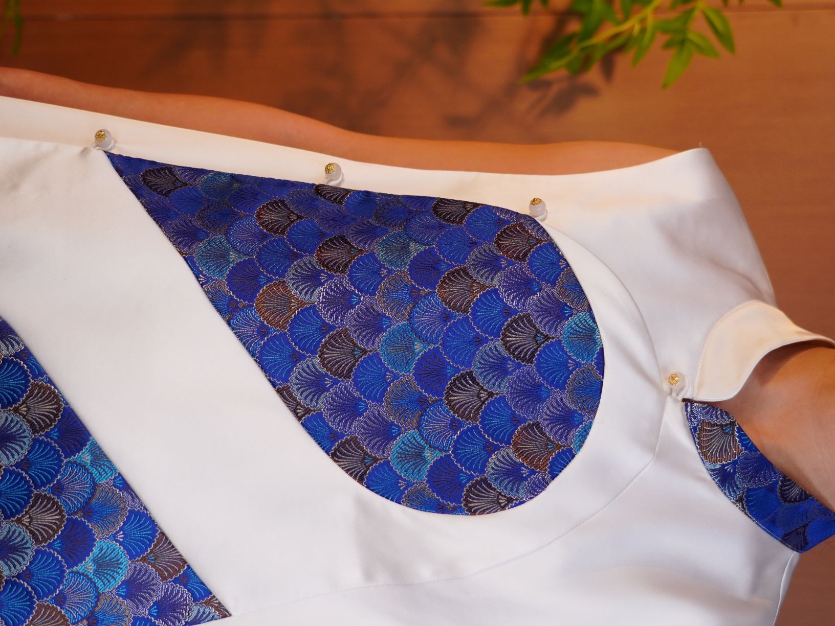 古月茗里【青花瓷】新中式设计感醋酸不规则前片领口拼接无袖立领马甲