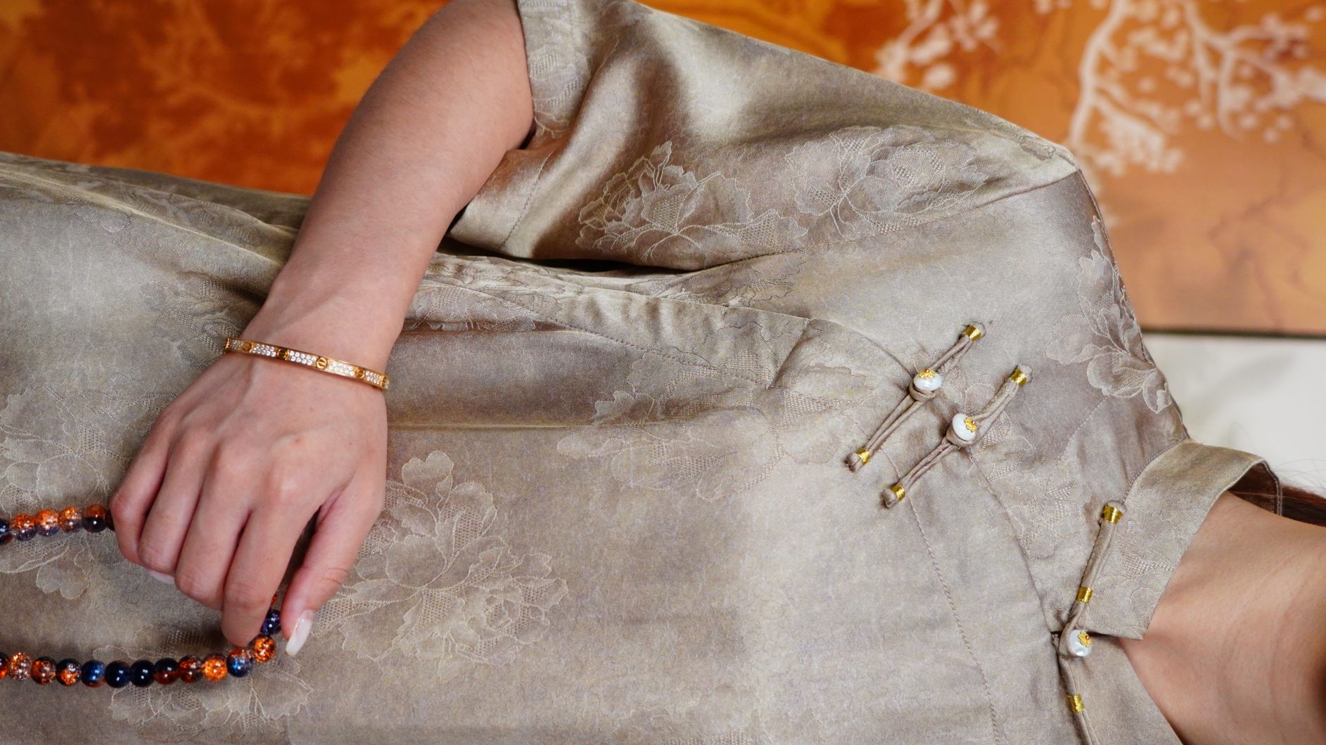 古月茗里【玉骨冰绡】新中式裸色暗纹提花立领盘扣斜襟短袖上衣