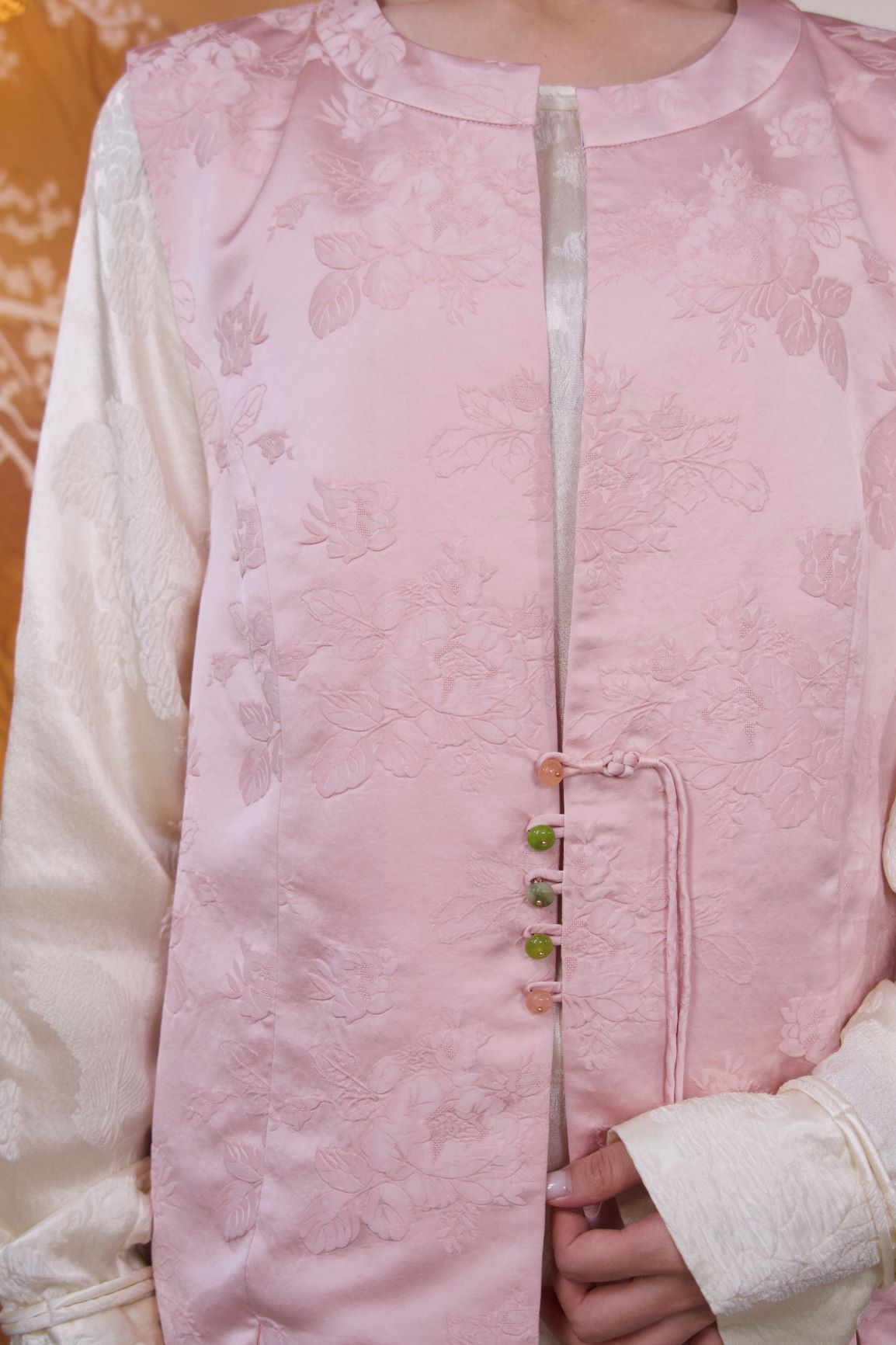 古月茗里【粉韵嫣然】新中式粉色暗纹提花流苏盘扣不规则下摆圆领马甲