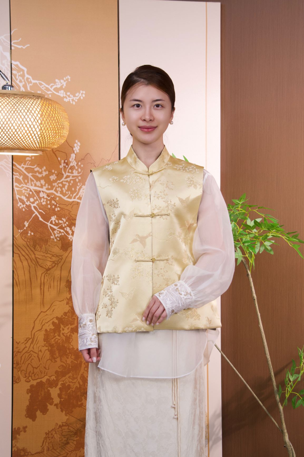 古月茗里【郁金流芳】新中式淡黄色绣花金色盘扣圆领马甲