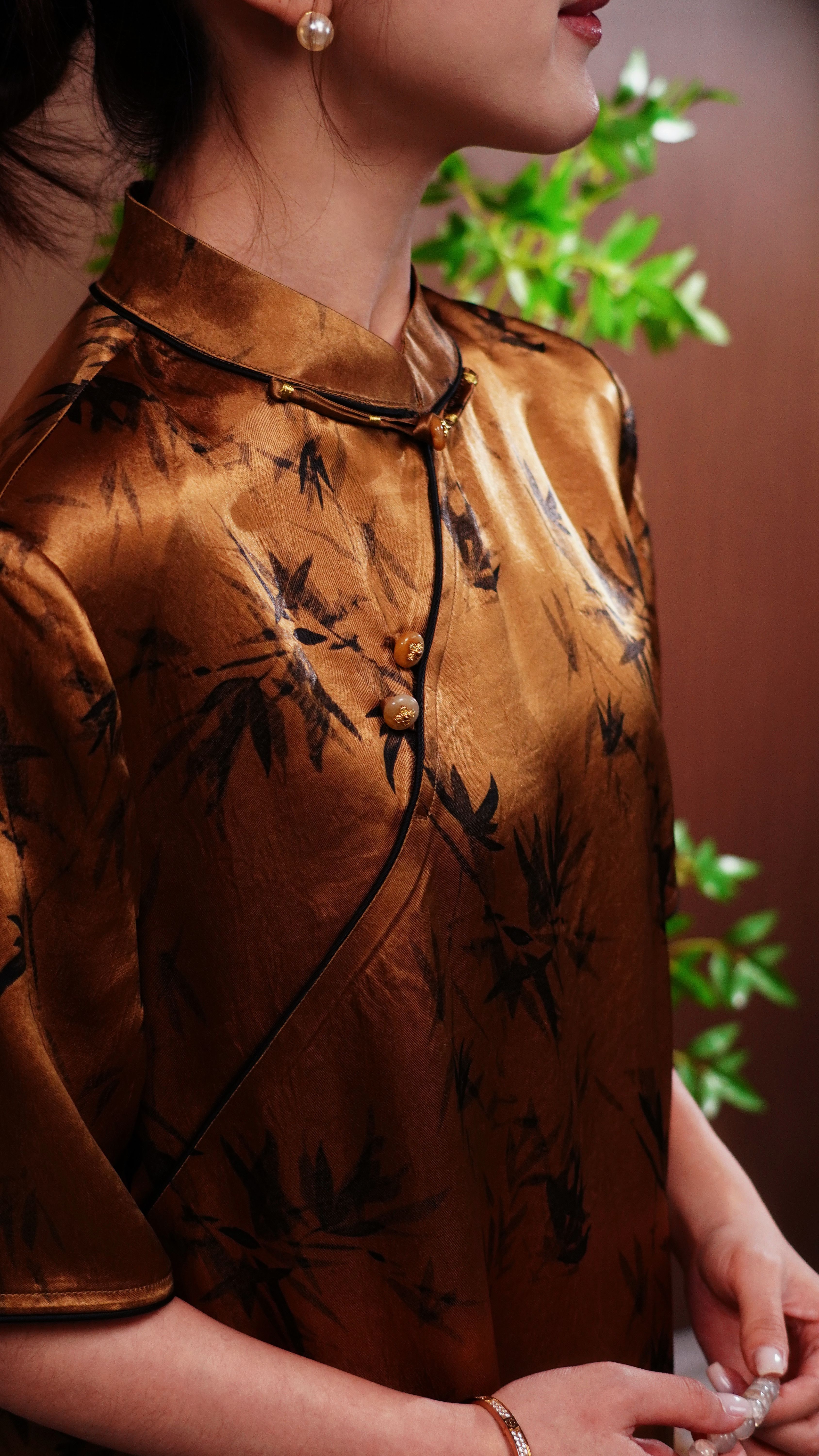 古月茗里【竹露鎏金】新中式醋酸缎面立领斜襟竹林印花连衣裙