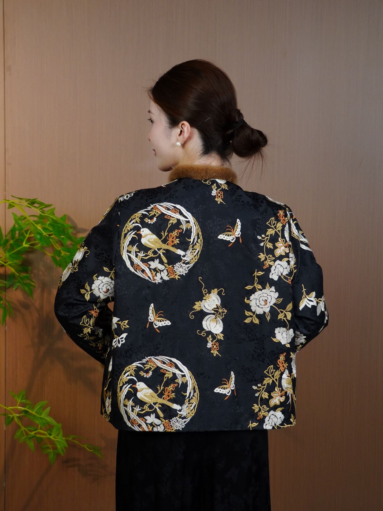 古月茗里【喜上眉梢】新中式喜鹊牡丹图绣花木质盘扣毛毛立领棉服外套