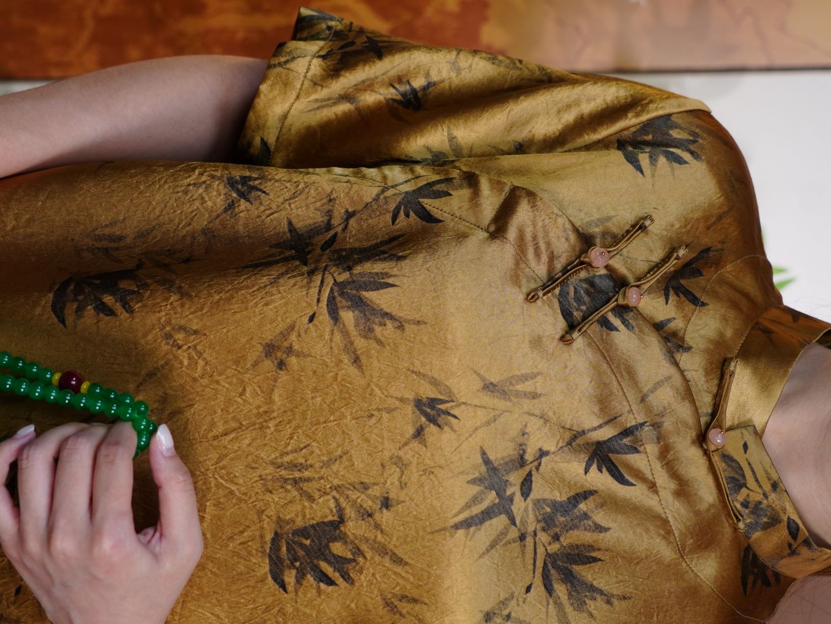 古月茗里【竹露鎏金】新中式金棕色醋酸缎面竹林印花立领盘扣斜襟短袖上衣