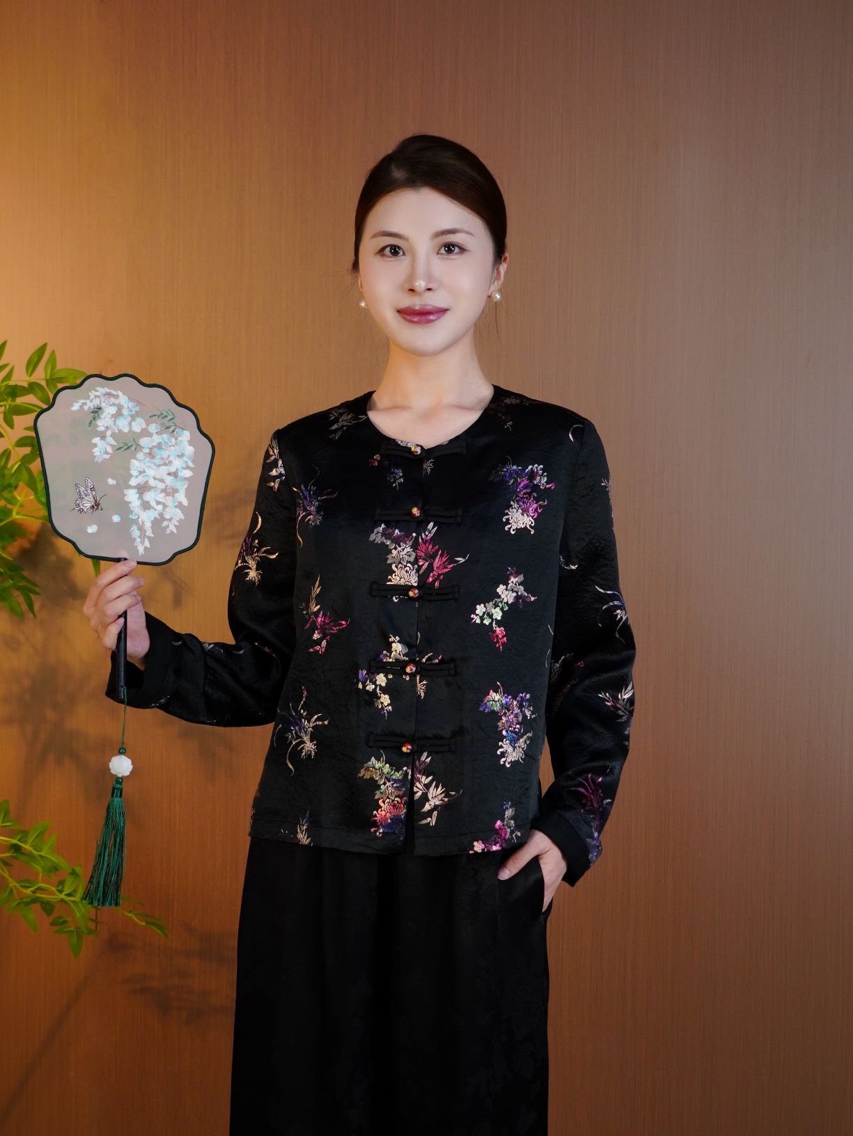 古月茗里【墨夜鎏星】新中式黑色醋酸缎面圆领盘扣薄外套