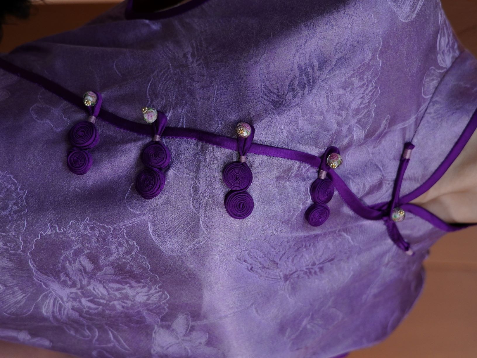 古月茗里【紫宸华裳】新中式香云纱浪漫紫斜襟盘扣暗纹提花立领左右开叉旗袍