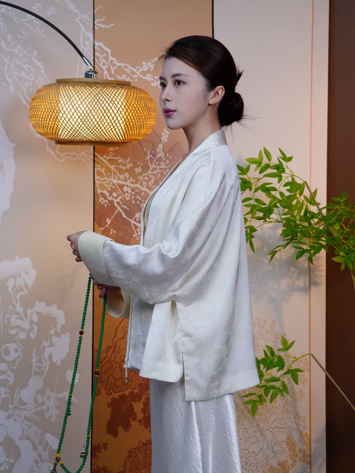 古月茗里【霜绫素影】新中式雪白色暗纹提花前后不规则苏盘单扣V领薄上衣