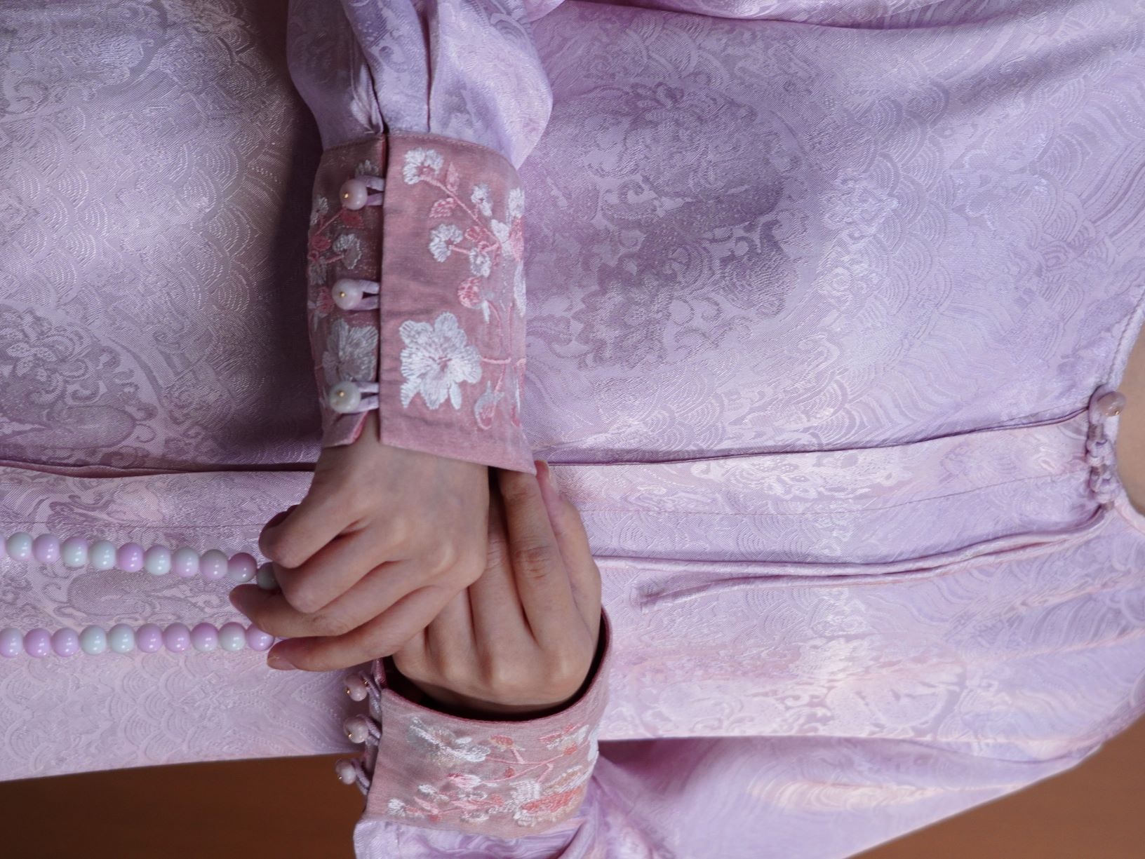 古月茗里【云岫轻罗】新中式必入款显白浅粉色暗纹提花手工流苏盘扣重工刺绣拼袖圆领百搭上衣