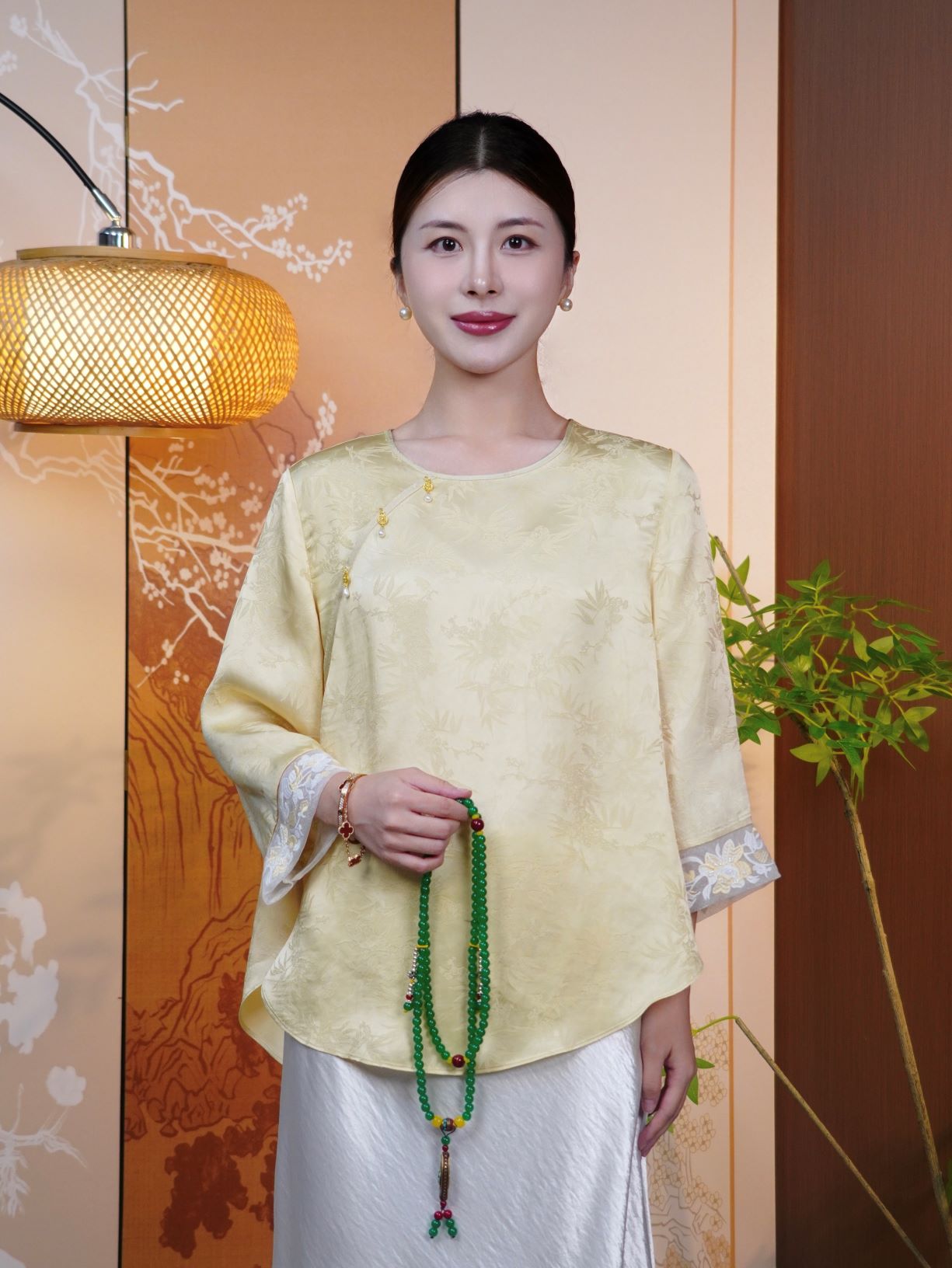 古月茗里【霜绫素影】新中式必入款显白鹅黄色草色暗纹提花重工袖口珠绣领口装饰点缀圆领长袖上衣