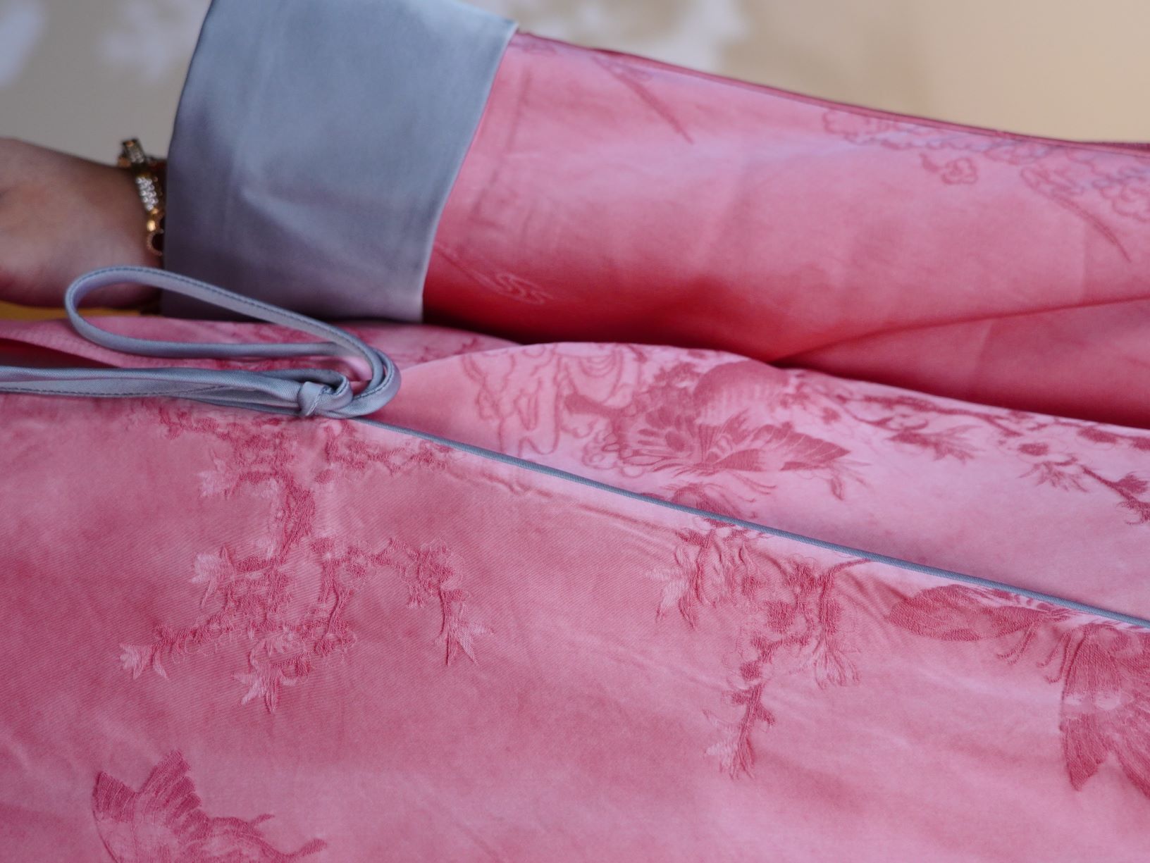 古月茗里【胭罗醉春】新中式玫粉色暗纹提花小V领盘扣斜襟蓝色撞袖春夏款薄外套