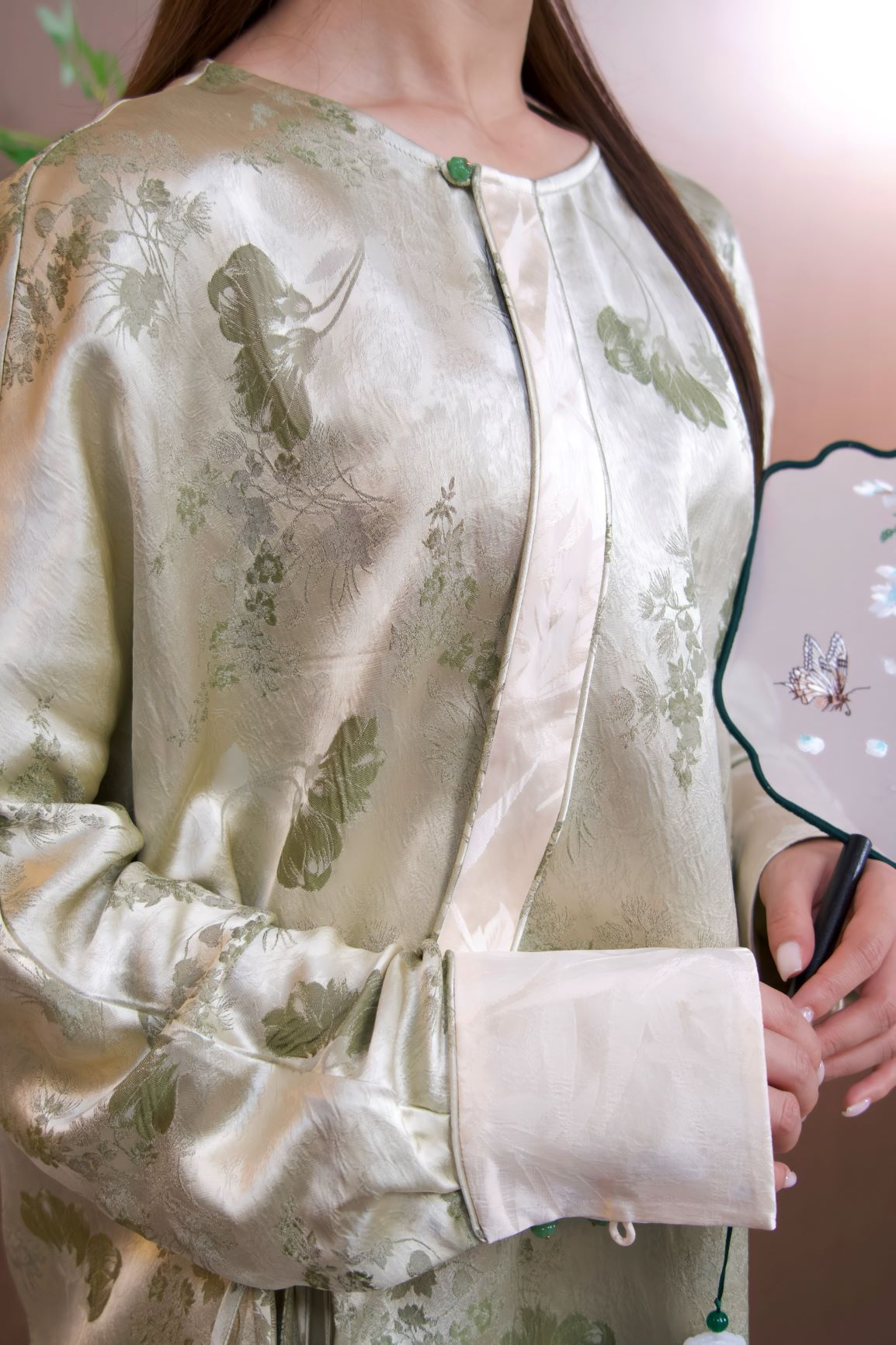 古月茗里【绿意盎然】新中式绿色梦幻印花流苏绑带落肩圆领白色拼袖外套